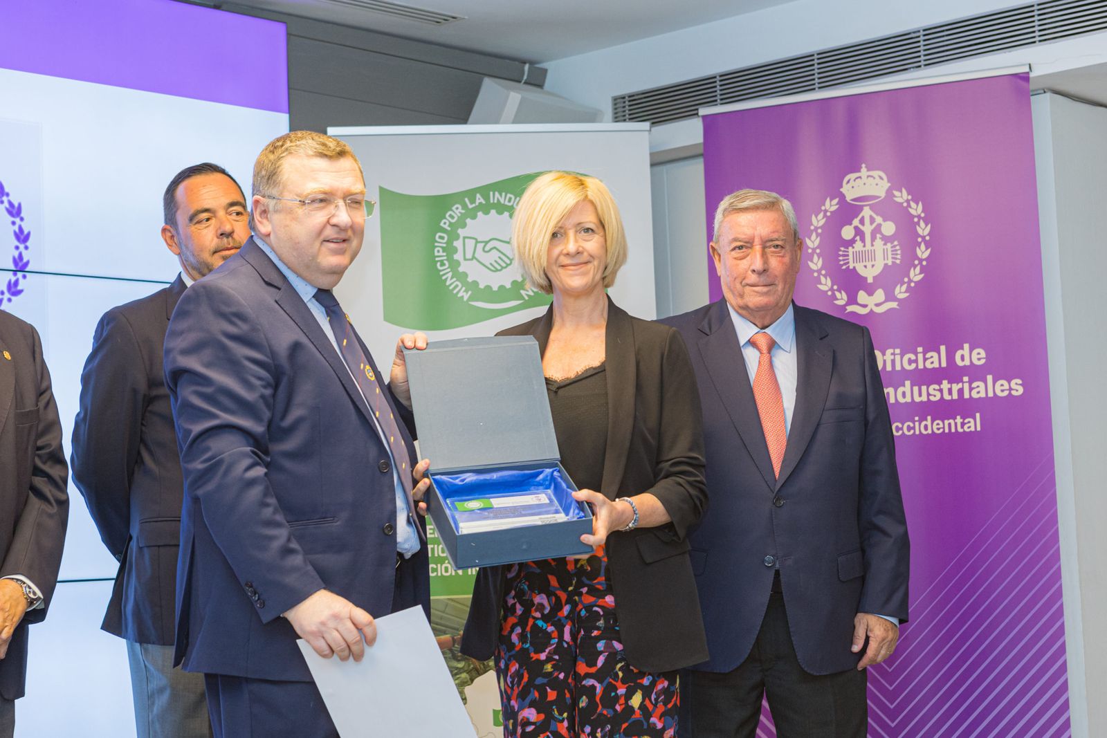 La concejala de Desarrollo Económico, Esther García, recogiendo la Bandera Verde del Colegio de Ingenieros Industriales de Andalucía Occidental.