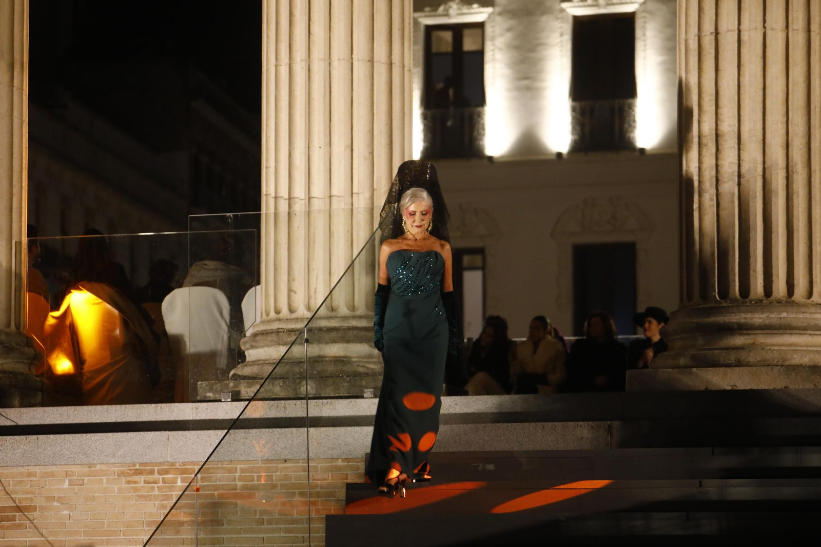 Las mejores imágenes del desfile de Mancini en el Templo Romano de Córdoba