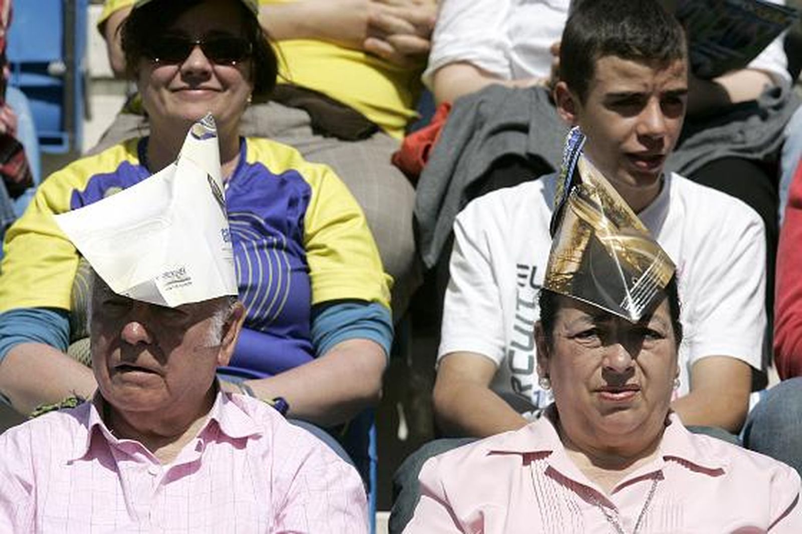 El calor provocó que los aficionados buscaran maneras innovadoras para evitar el sol. 

Foto: Jesus Marin