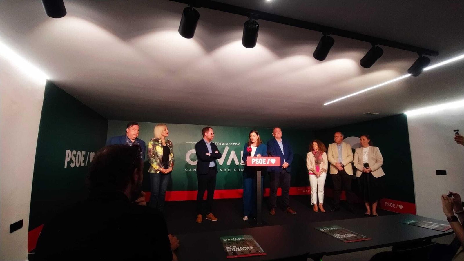 Cavada, rodeada de ediles del PSOE, en la rueda de prensa ofrecida en la sede del partido. Cavada, rodeada de ediles del PSOE, en la rueda de prensa ofrecida en la sede del partido.