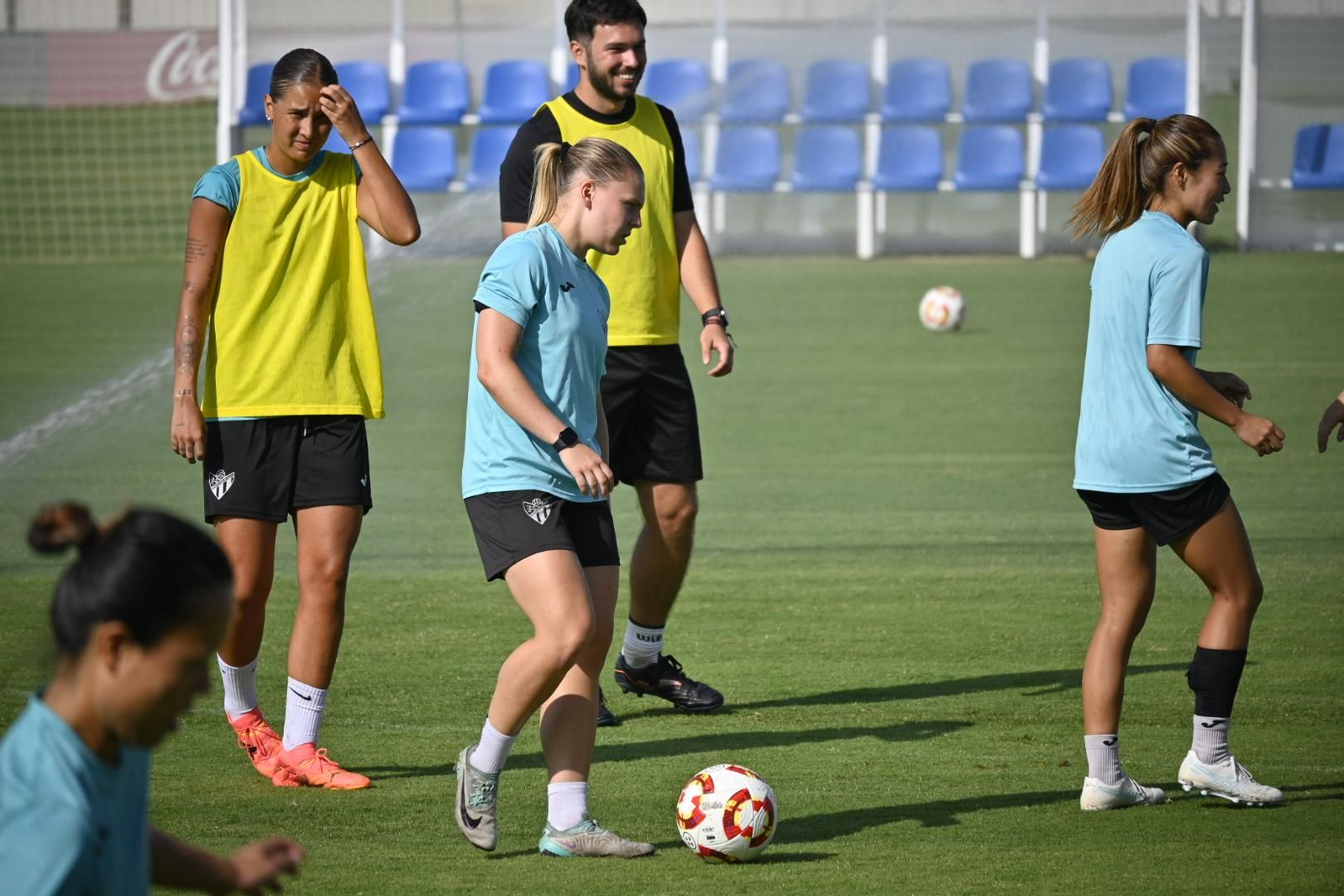 Entrenamiento del Sporting de Huelva a puertas abiertas, en imágenes