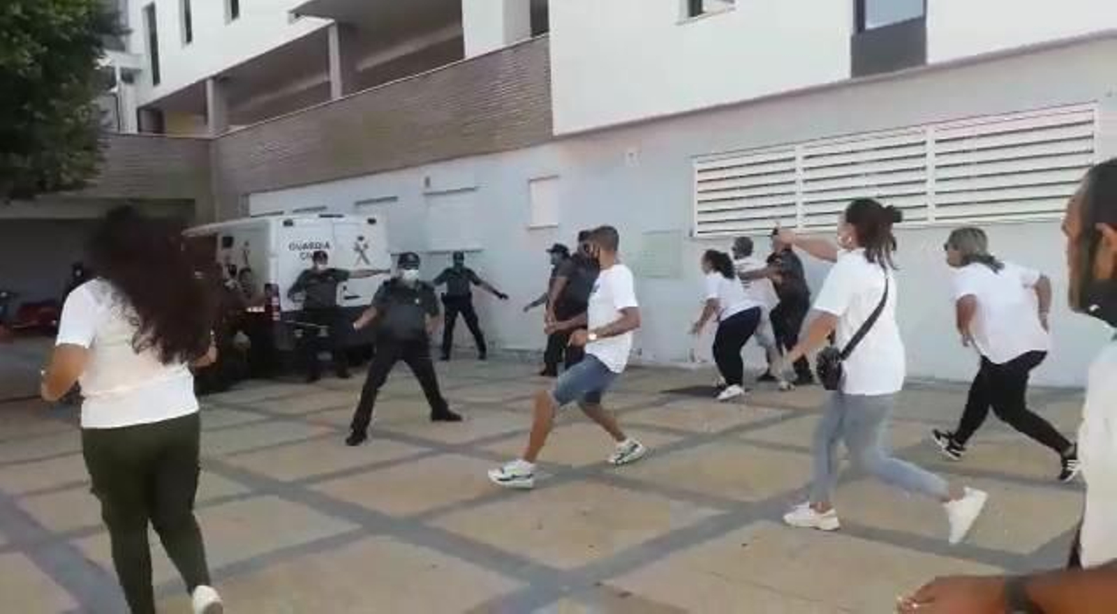 Llegada del furgón en el que viaja J.A.M.B., investigado por el crimen de Cartaya, al Juzgado de Instrucción 5 de Ayamonte.