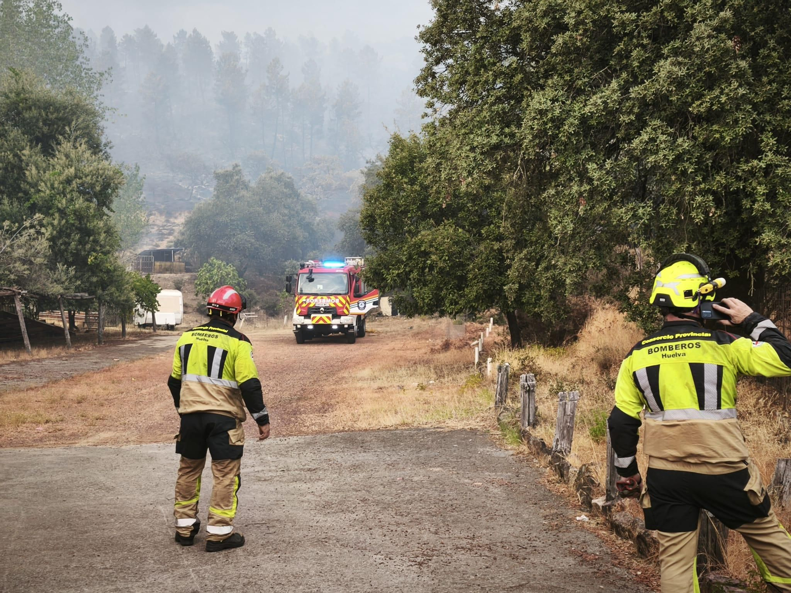 Bomberos del Consorcio Provincial de Bomberos de Huelva trabajando en la zona.