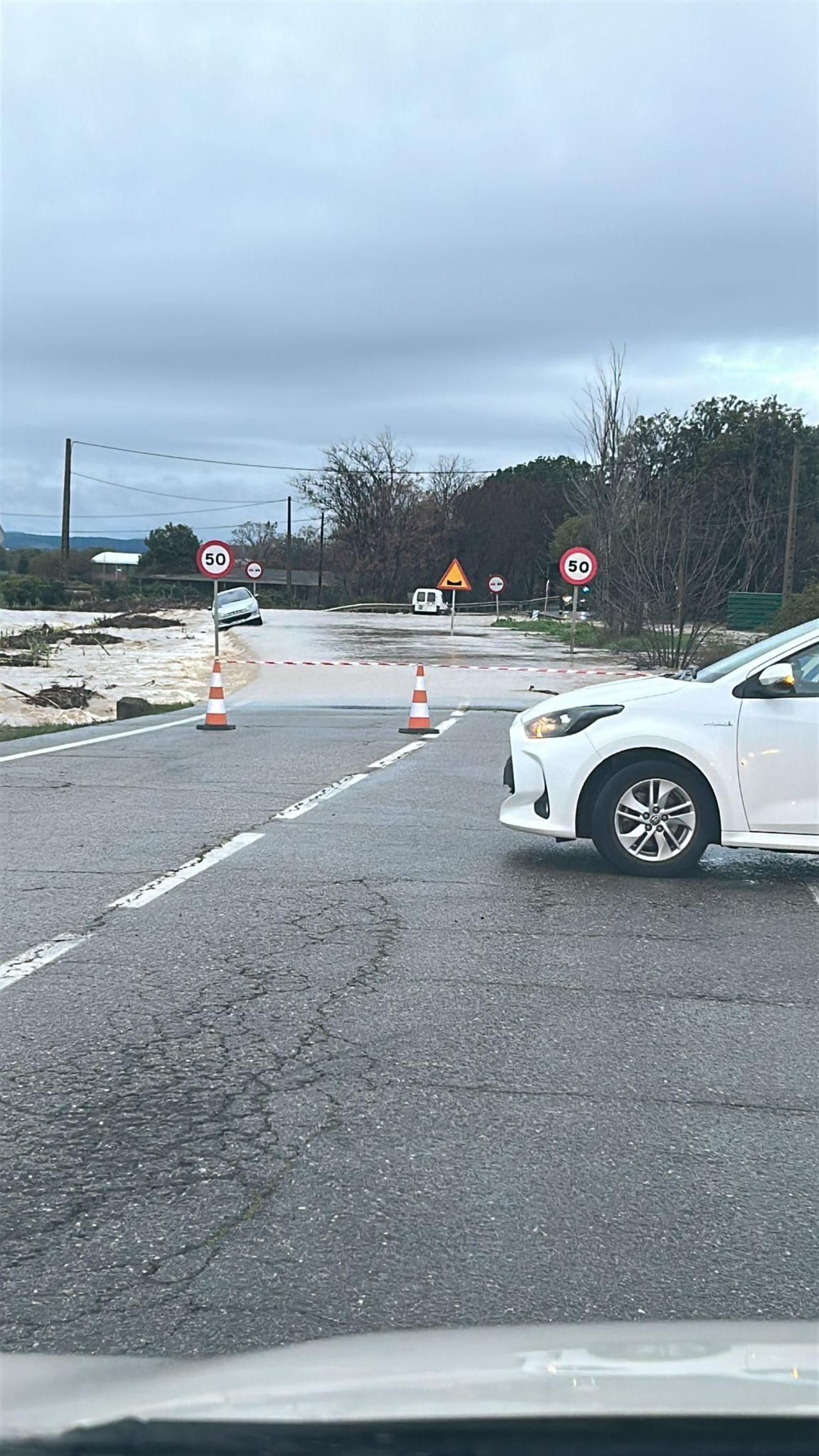 Carretera de Torre la Reina cortada por las incidencias de la lluvia.