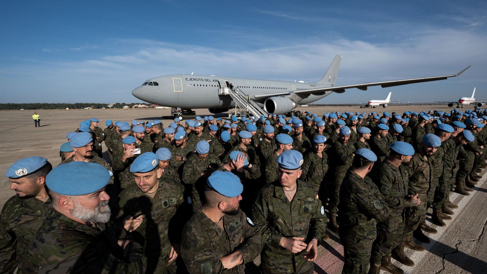 Margarita Robles despide a los militares de la BRI X que viajan a Líbano.