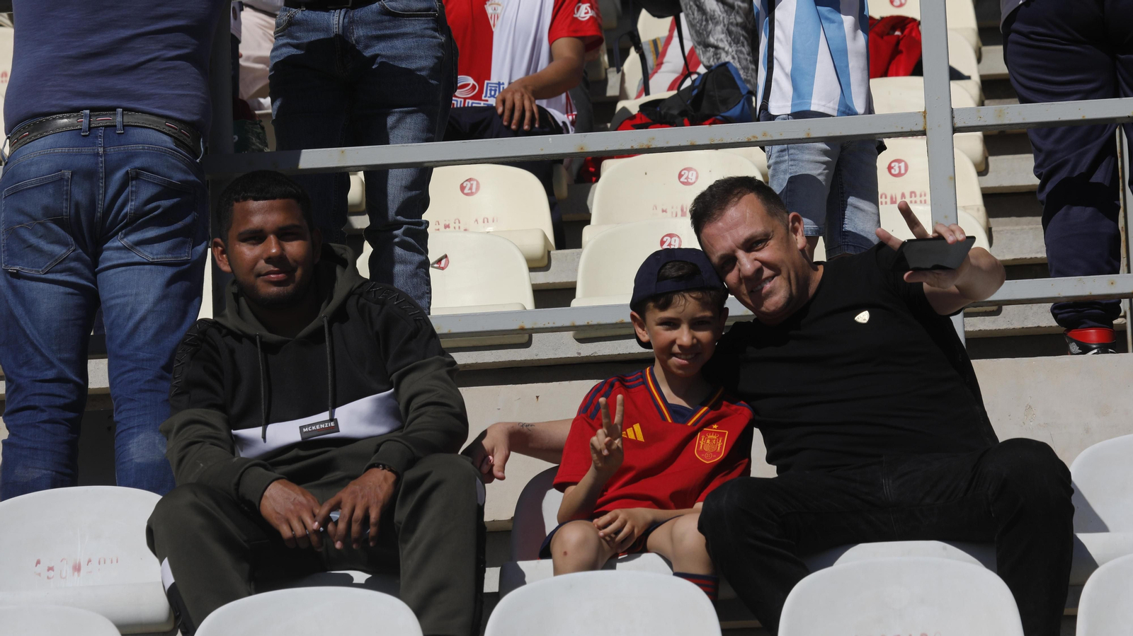 Fotos de la afición durante el Algeciras - Alcorcón en el Nuevo Mirador