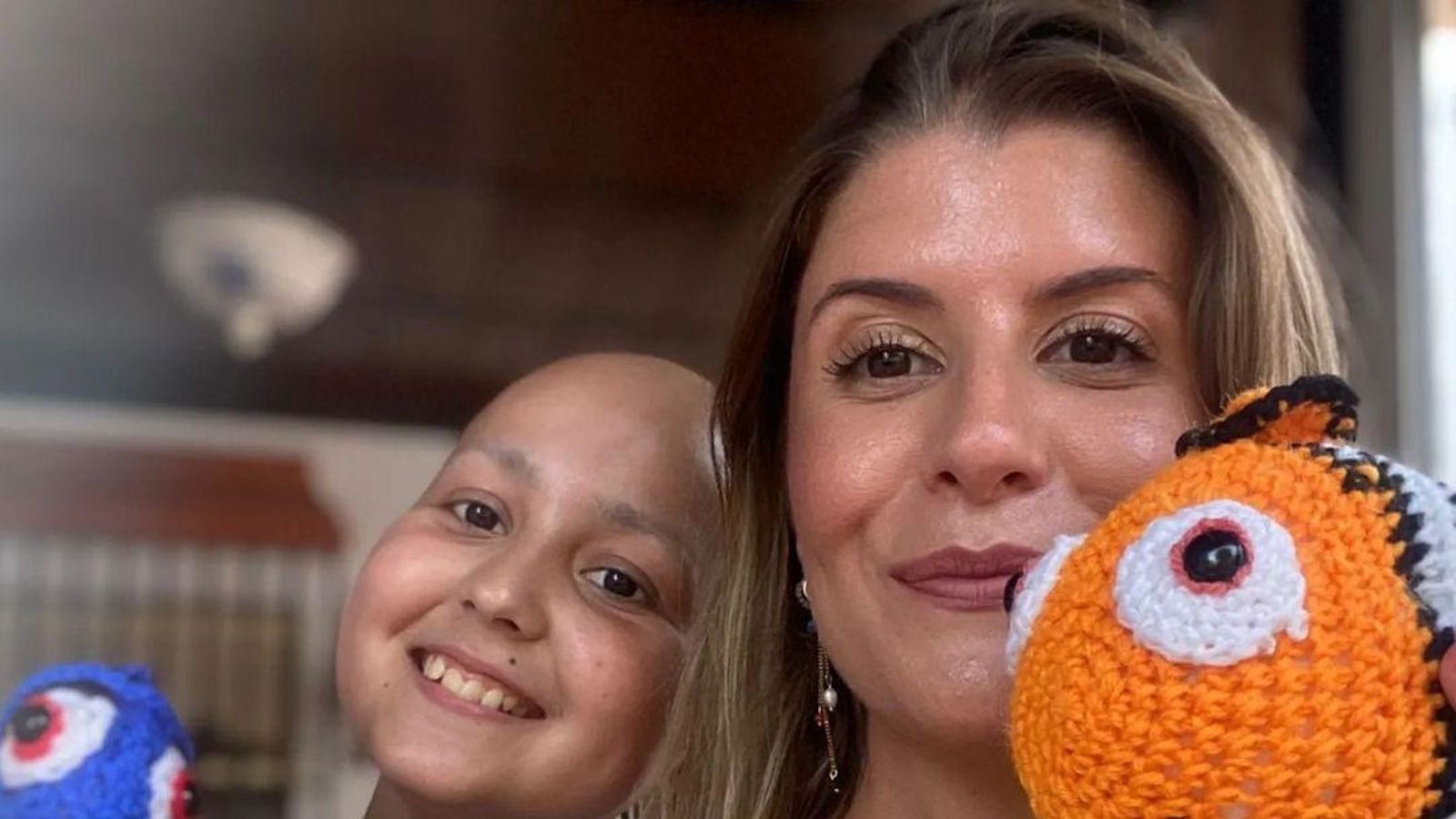 Paula Báñez junto a su enfermera Ángela.