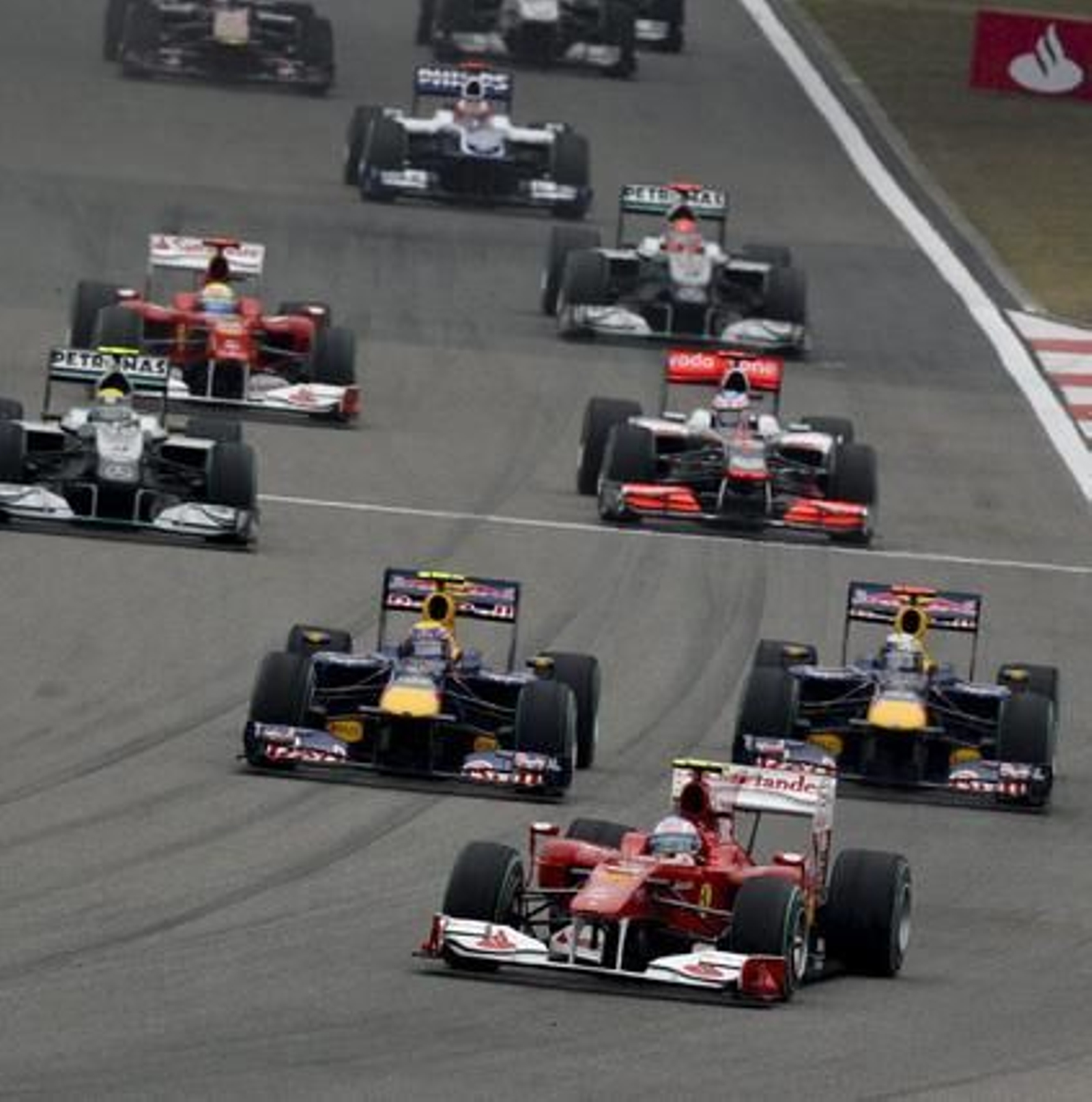 Alonso encabezando la carrera en sus inicios.

Foto: EFE