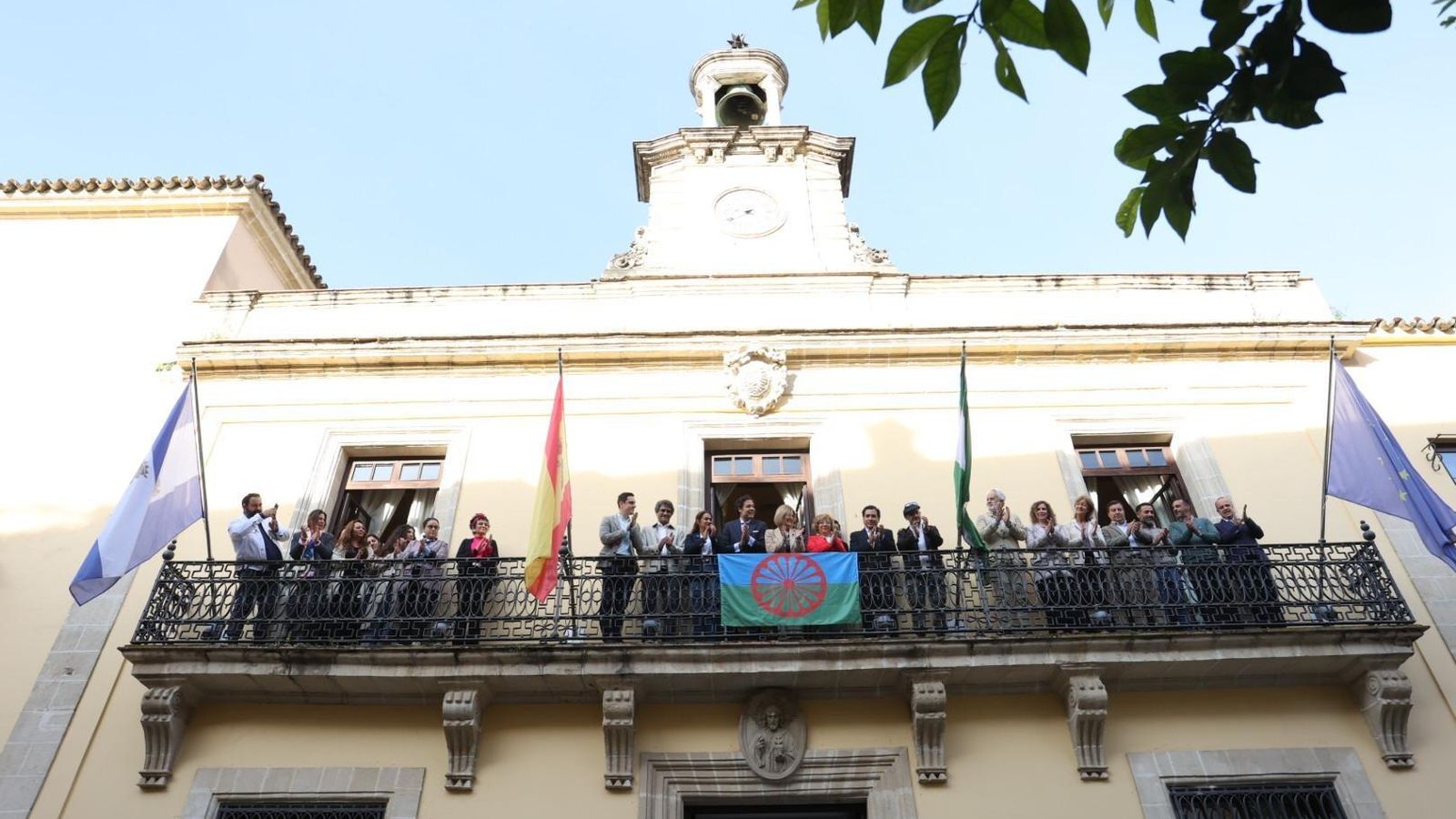 Jerez se une a la celebración del Día Internacional del Pueblo gitano ondeando su bandera desde el Ayuntamiento Jerez se une a la celebración del Día Internacional del Pueblo gitano ondeando su bandera desde el Ayuntamiento