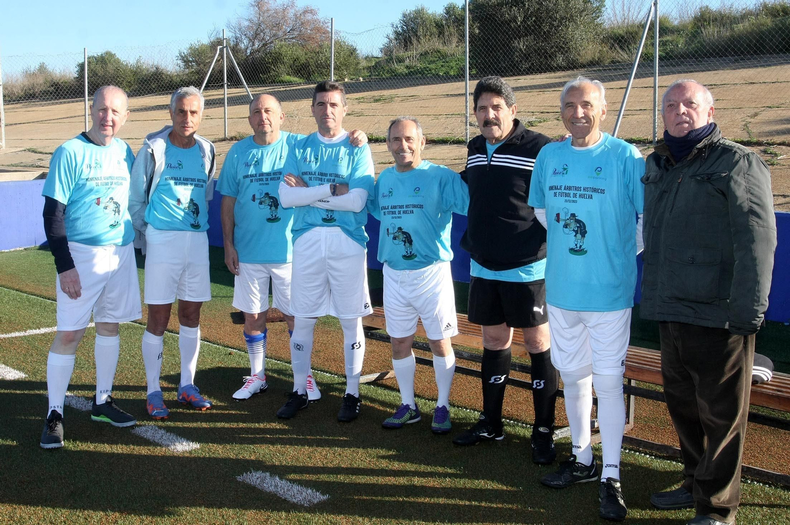 Imágenes del partido homenaje a los árbitros históricos de fútbol de Huelva