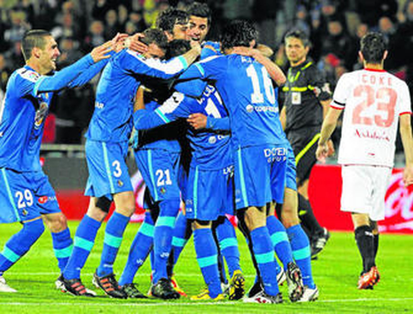 Los jugadores del Getafe se abrazan tras el tercer gol mientras Coke se marcha para sacar de centro.
