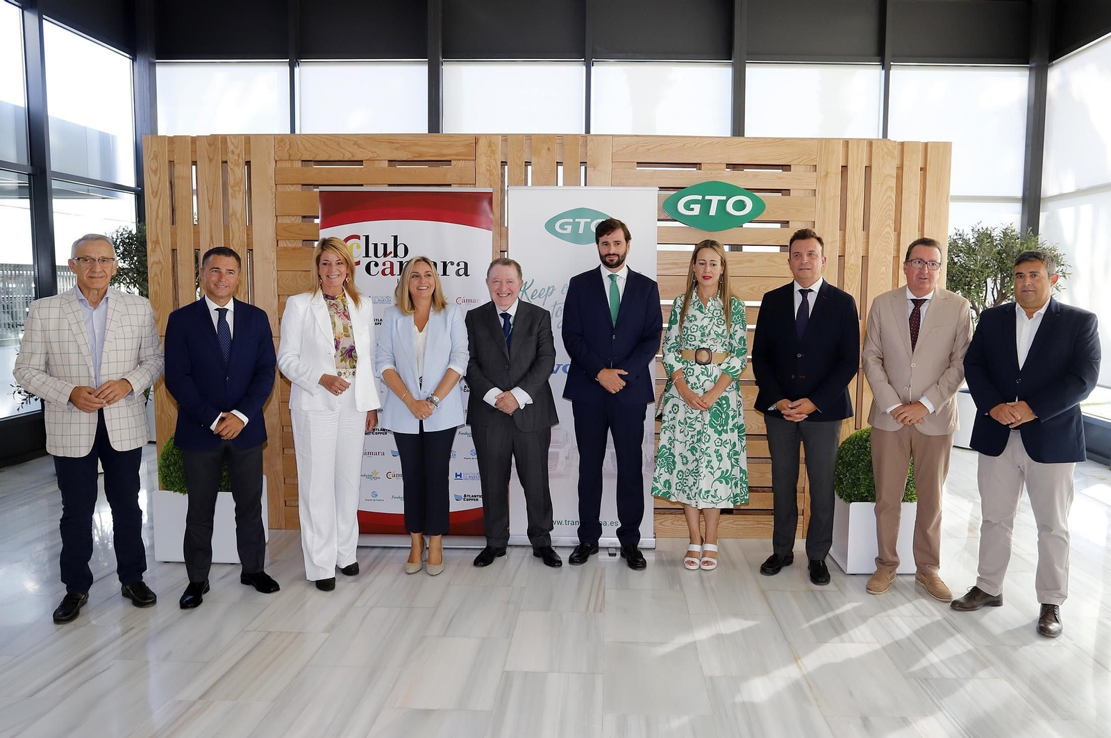 Imágenes de la visita de la consejera Marifrán Carazo a la empresa GTO en Niebla