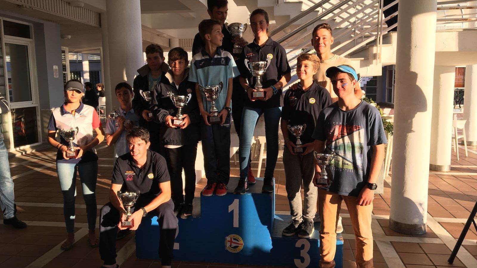 Podium con el grupo de ganadores