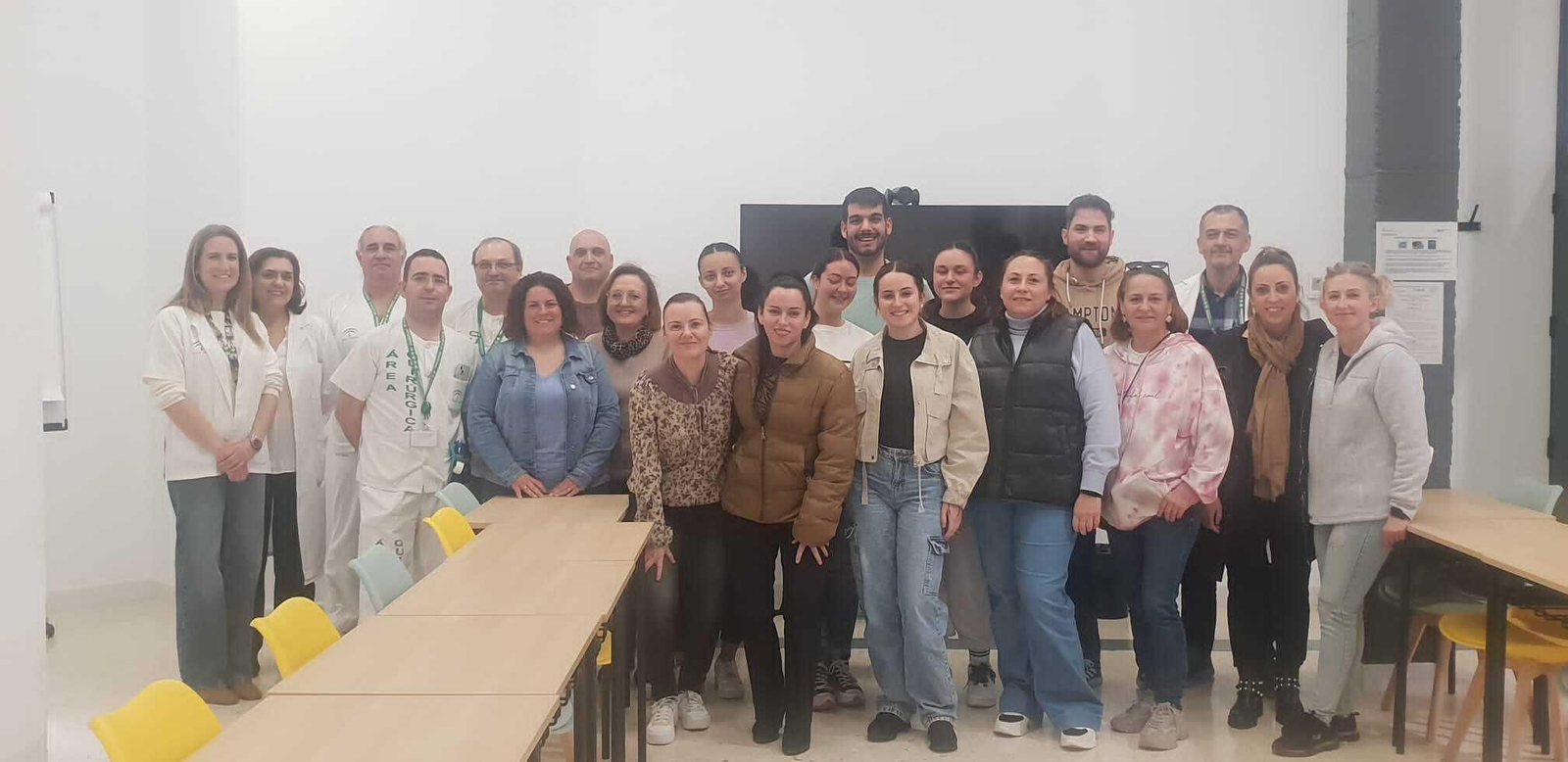 Los dieciséis alumnos de ciclos formativos medio y superior que se incorporan al Hospital Universitario Torrecárdenas para realizar sus prácticas Los dieciséis alumnos de ciclos formativos medio y superior que se incorporan al Hospital Universitario Torrecárdenas para realizar sus prácticas