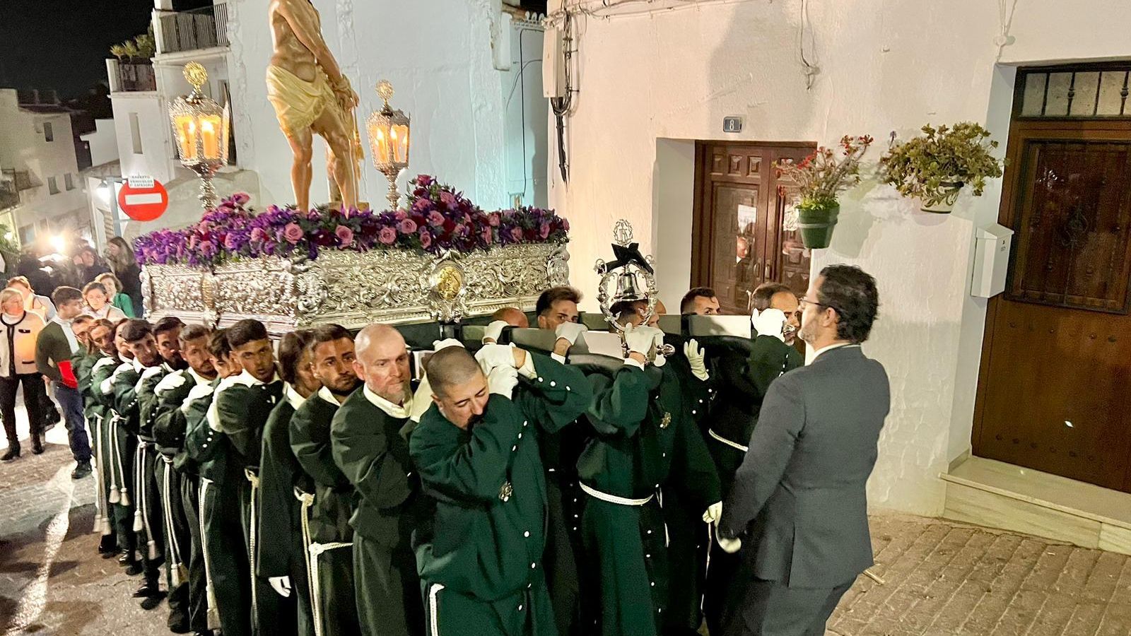 El Cristo de la Columna a su paso por el barrio de Santa Ana, en Mijas.