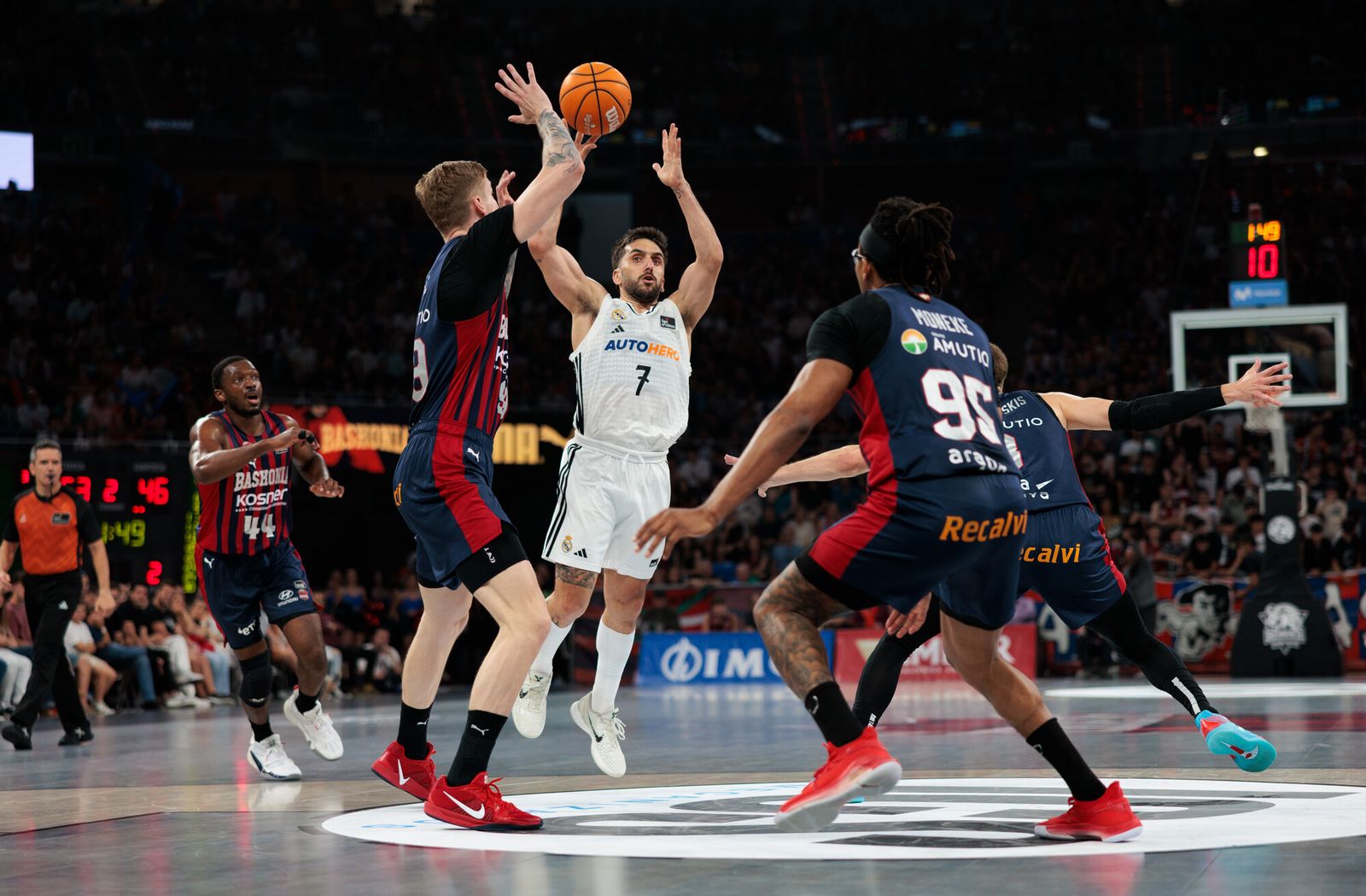 El Madrid tumba al Baskonia y espera a Unicaja o Barcelona en semifinales