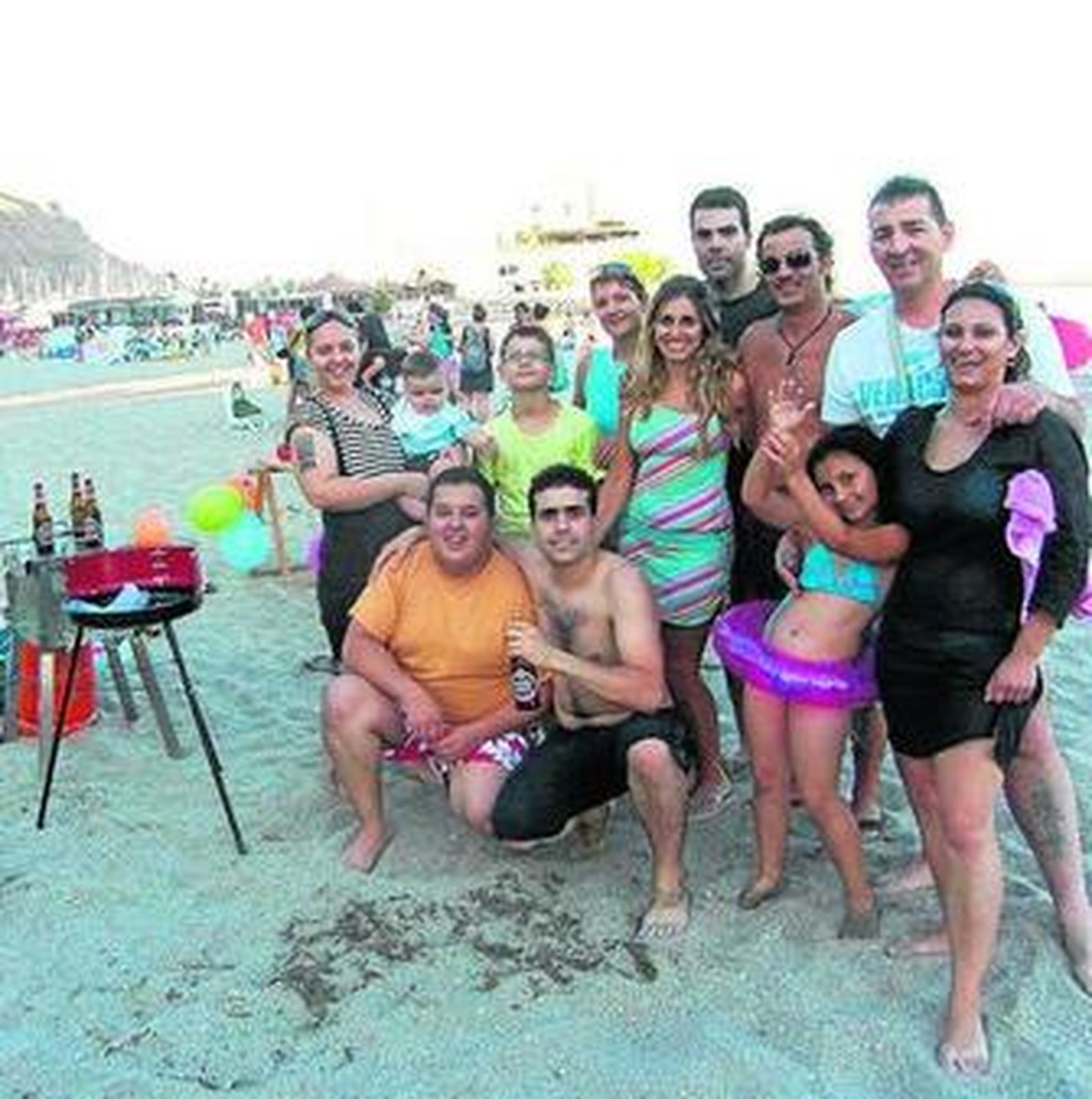 Familias y amigos se reuniron en la playa antes de caer la tarde.