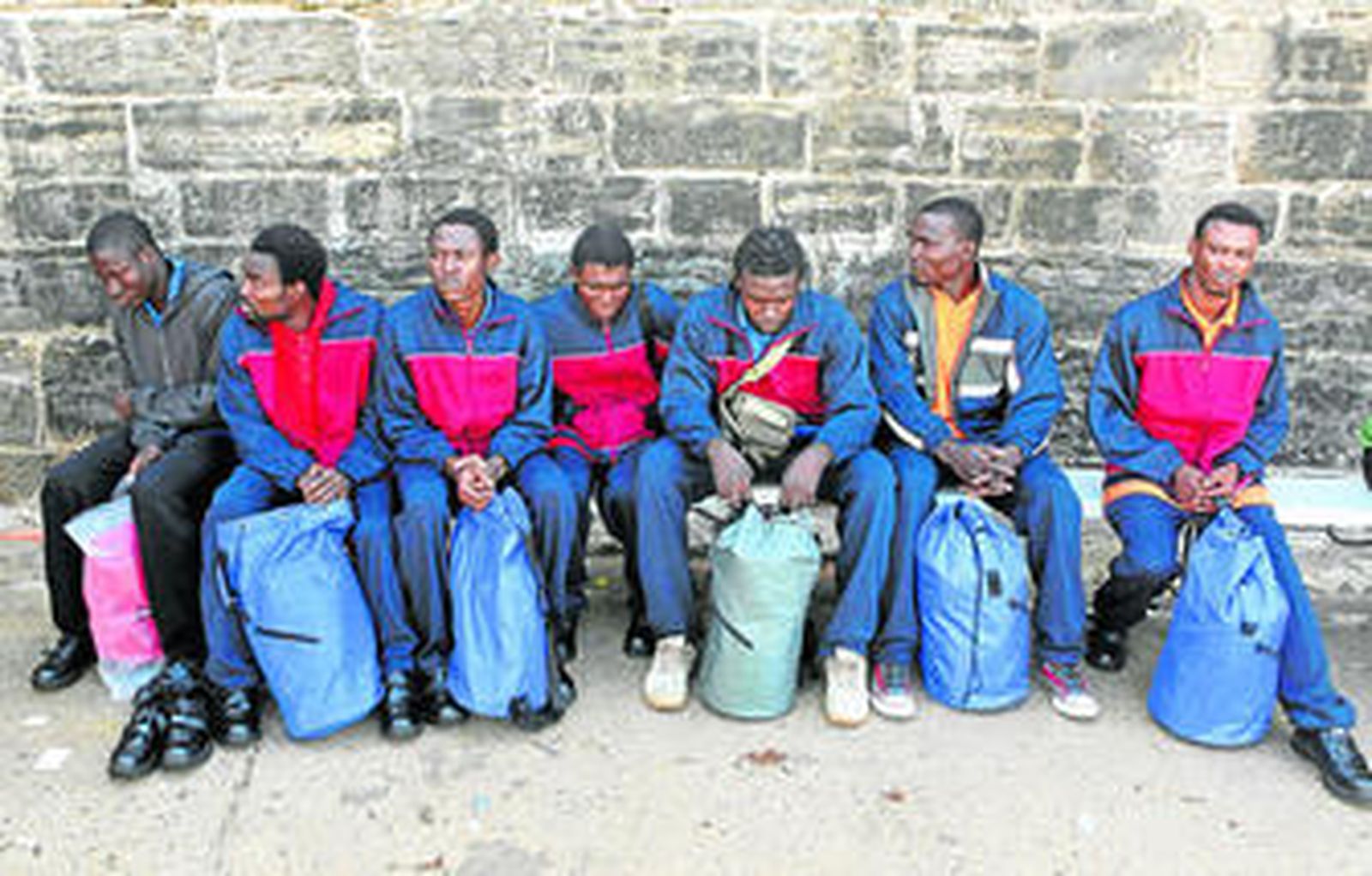 Varios de los 27 subsaharianos que fueron interceptados ayer a bordo de una embarcación a 10,8 kilómetros al sur de Tarifa.