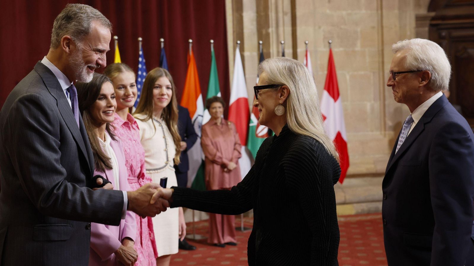 La princesa Leonor entrega las insignias a Meryl Streep y los otros galardonados de los Premios Princesa de Asturias