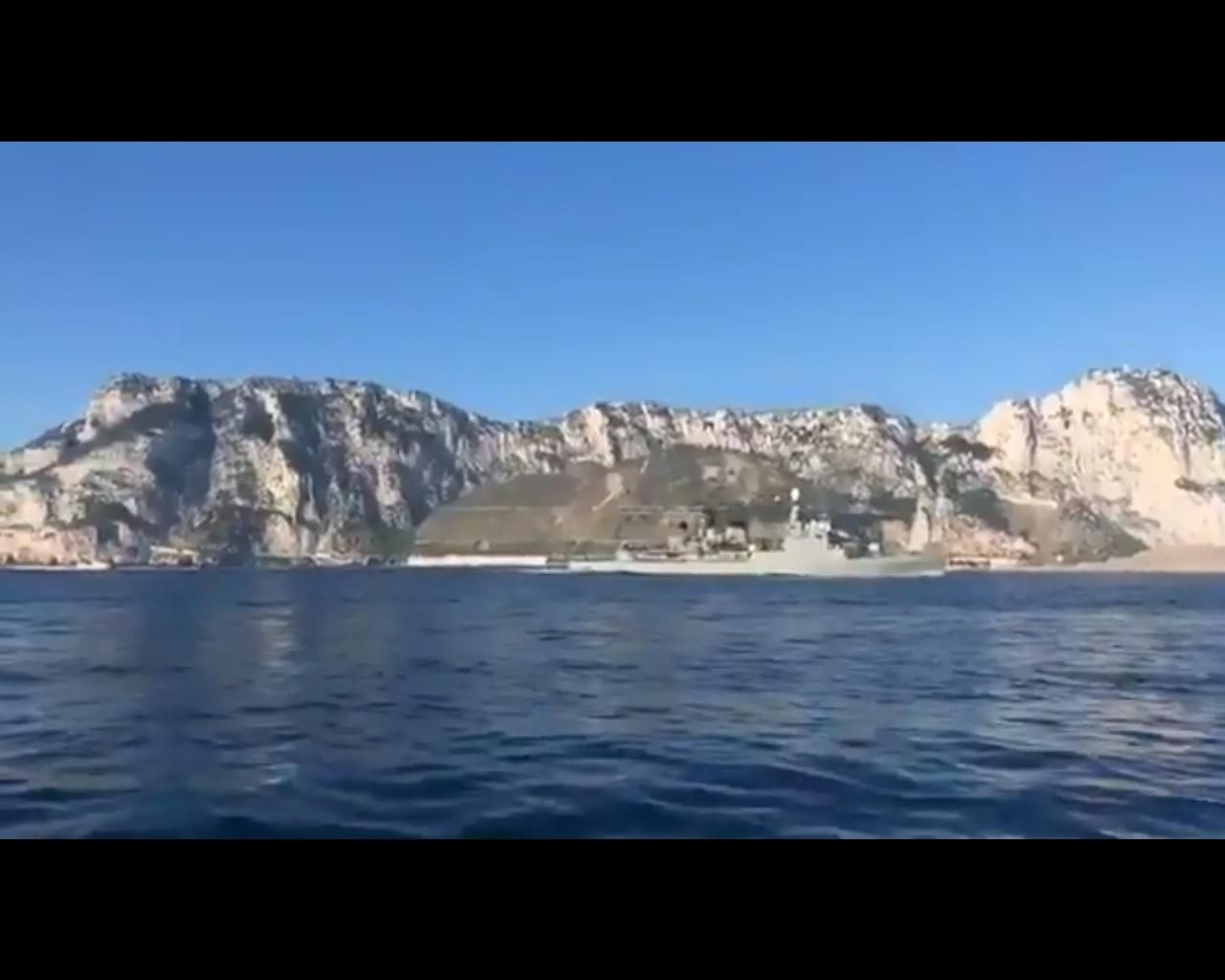 El 'Infanta Elena', con el himno de España junto a Gibraltar. El 'Infanta Elena', con el himno de España junto a Gibraltar.