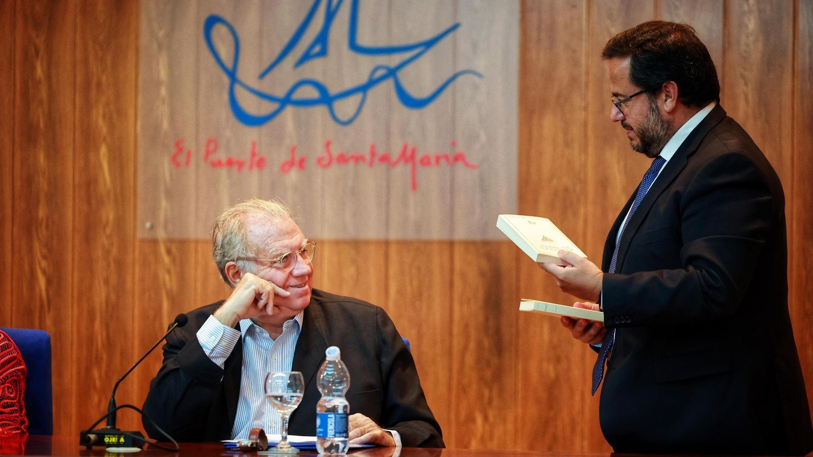 El concejal de Cultura, Enrique Iglesias, haciendo entrega de un facsímil de la obra a Jaime Siles.