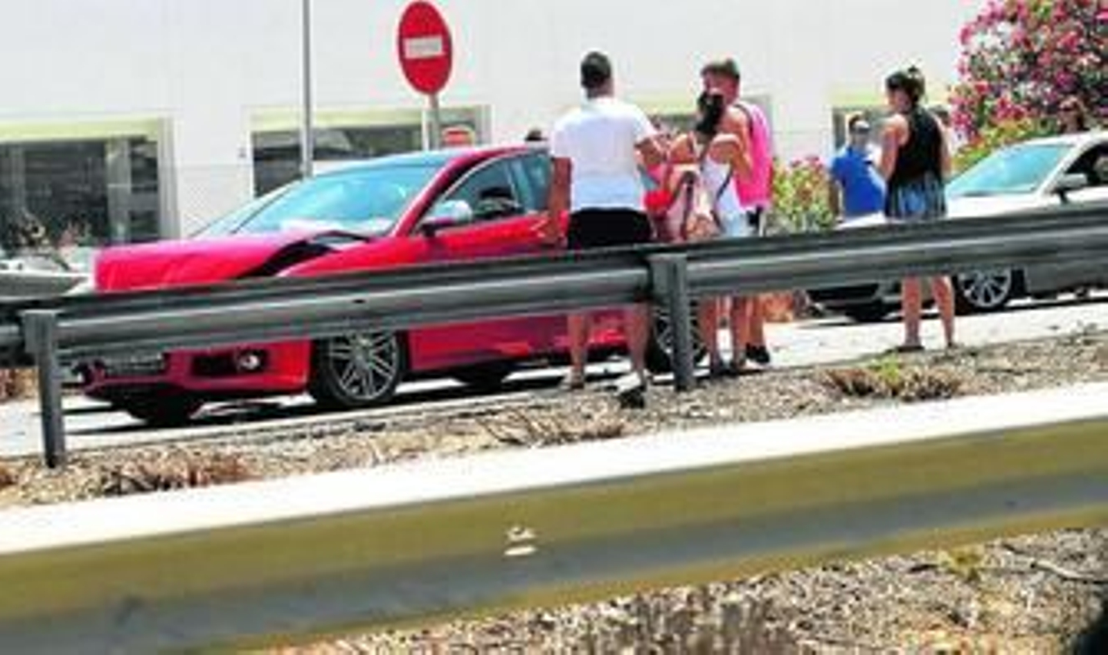 El vehículo A-3, el más afectado en el primer accidente de la A-7, en la tarde de ayer.