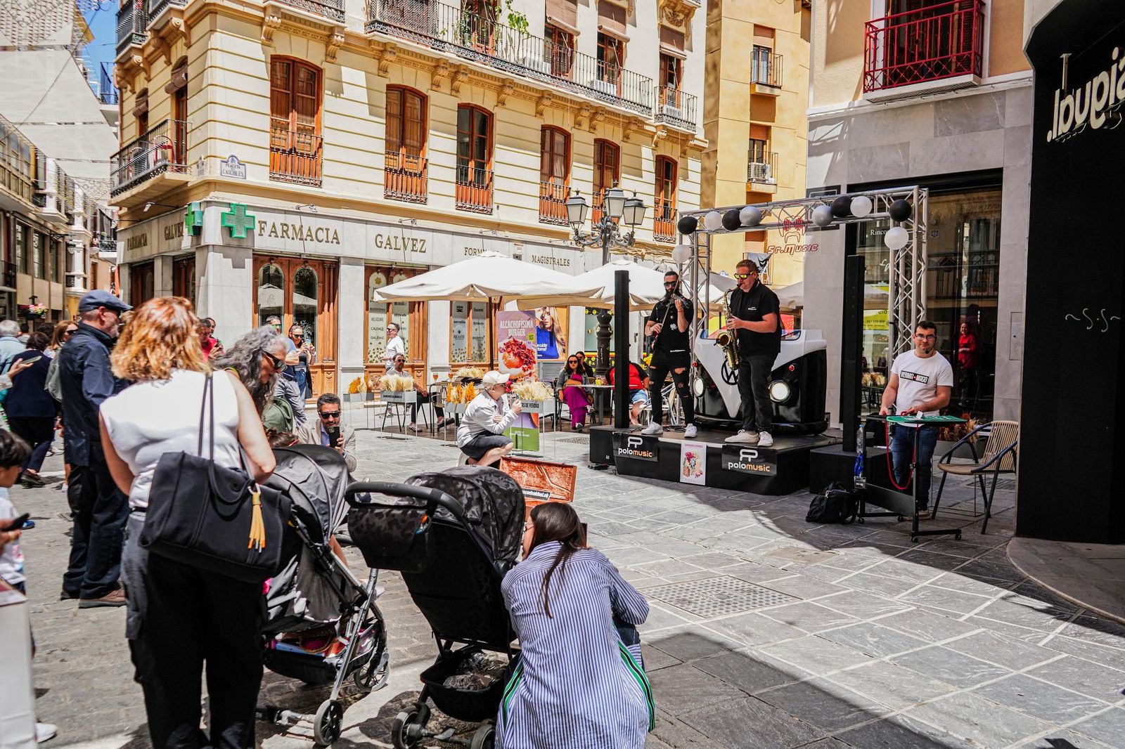Varias personas se acercan a un concierto en el centro de la capital.