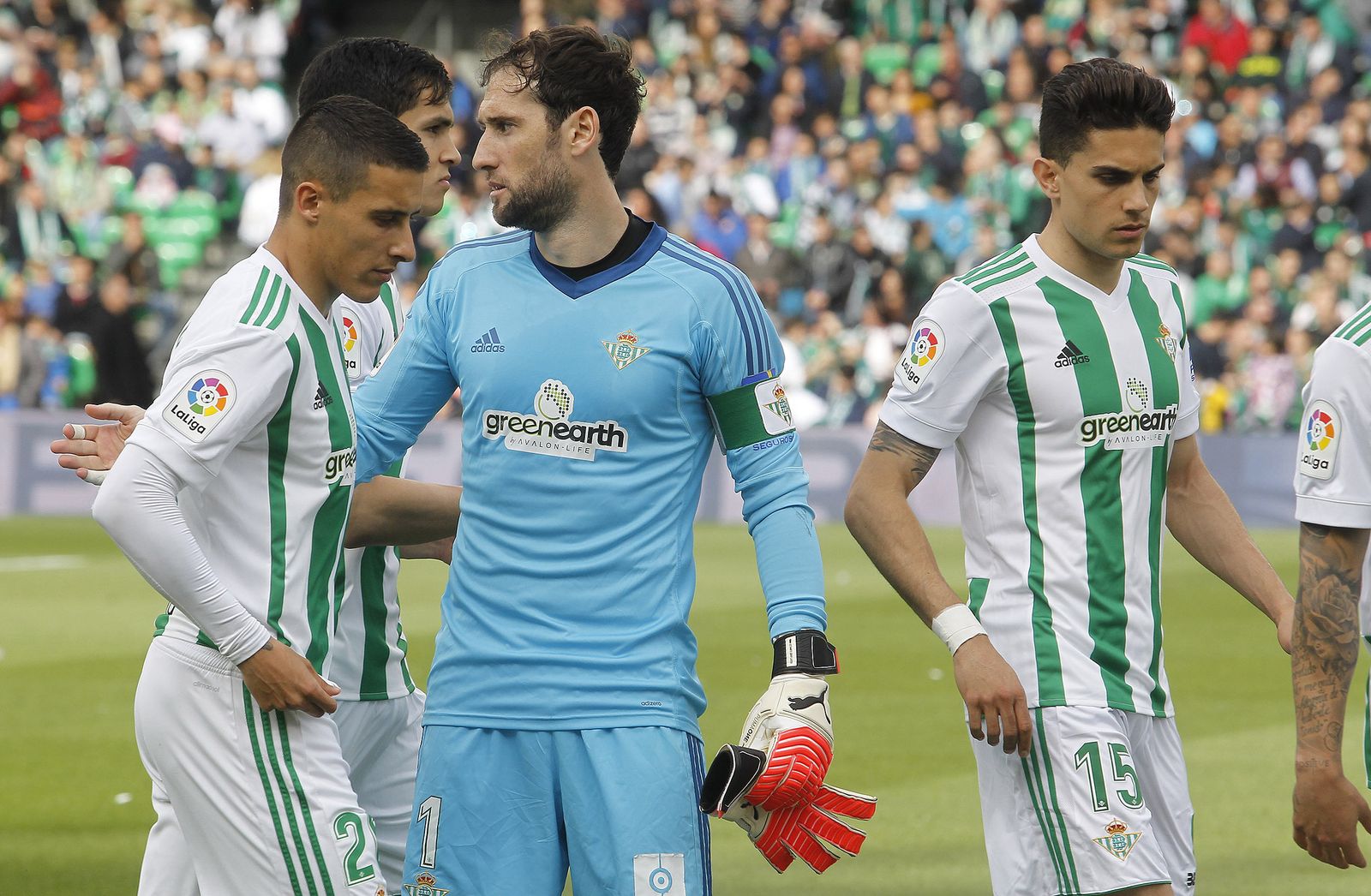 Cristian Tello saluda a Dani Giménez al término del partido ante la presencia de Mandi y Bartra.