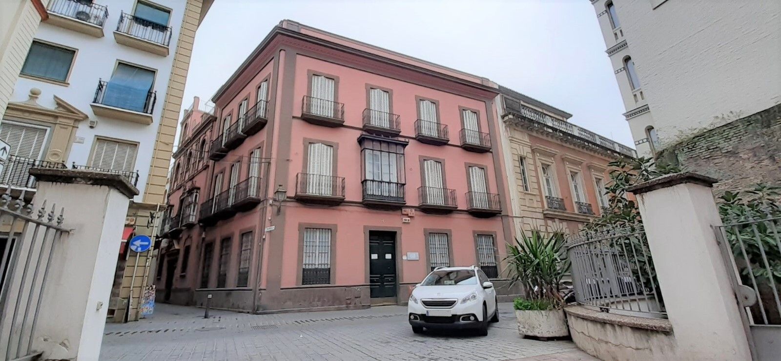 Una vista del edificio vendido, al final de la calle San Gregorio.