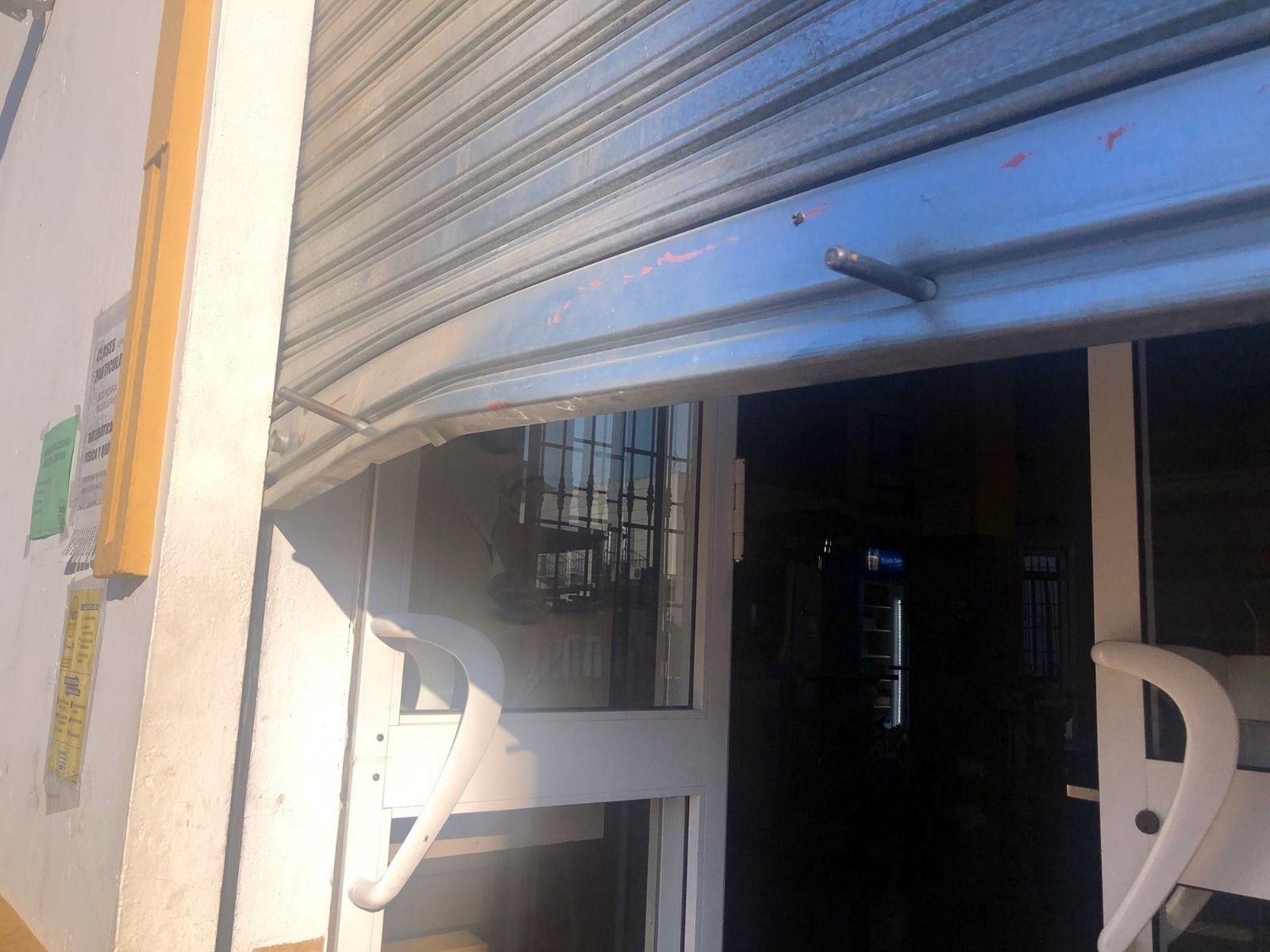 Daños ocasionados en la entrada del bar asaltado.