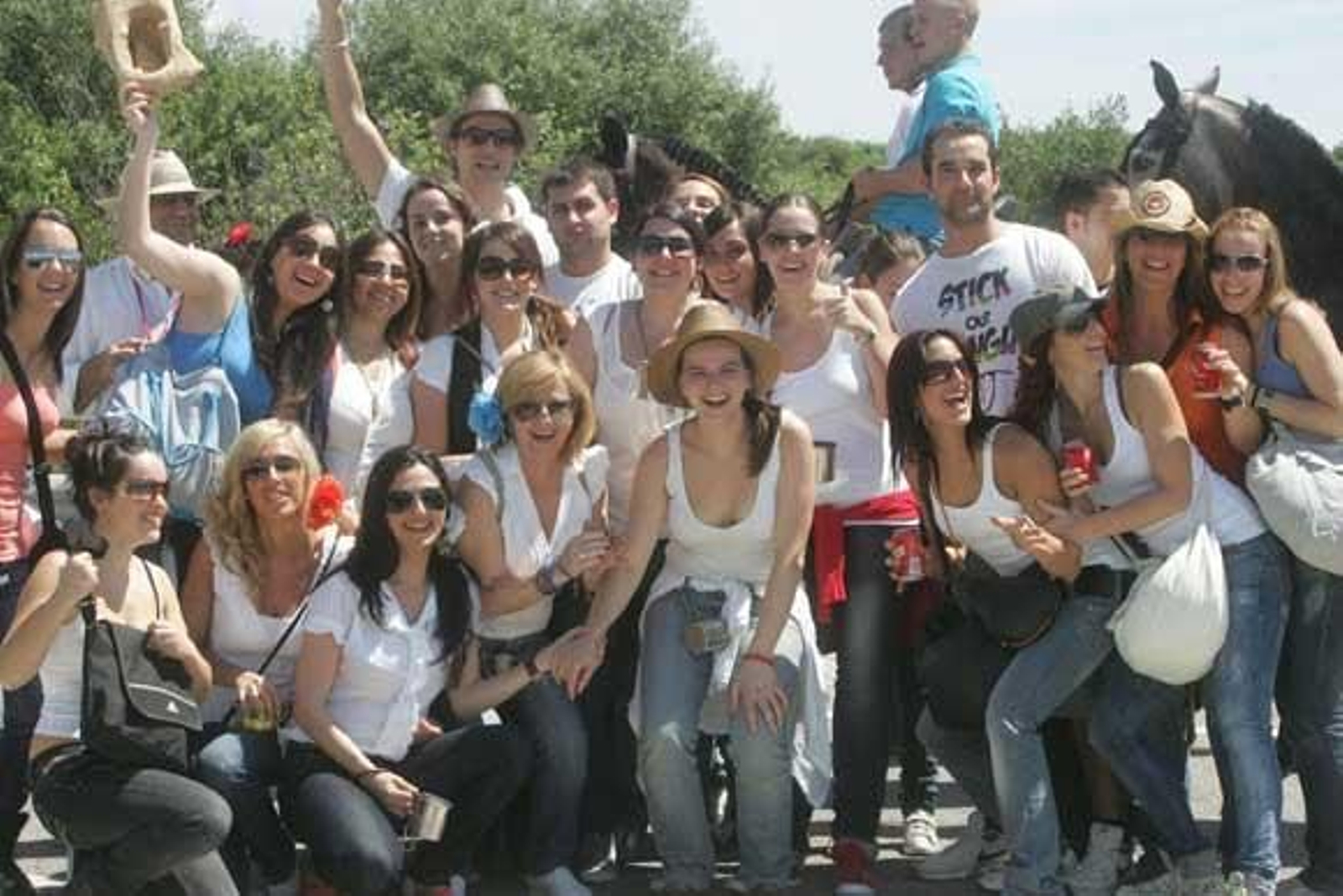 El almuerzo campestre marca la jornada en la Montera del Torero. La hermandad agradece la cada vez mayor afluencia de personas a la misa en honor al patrón./Fotos:José María Quiñones