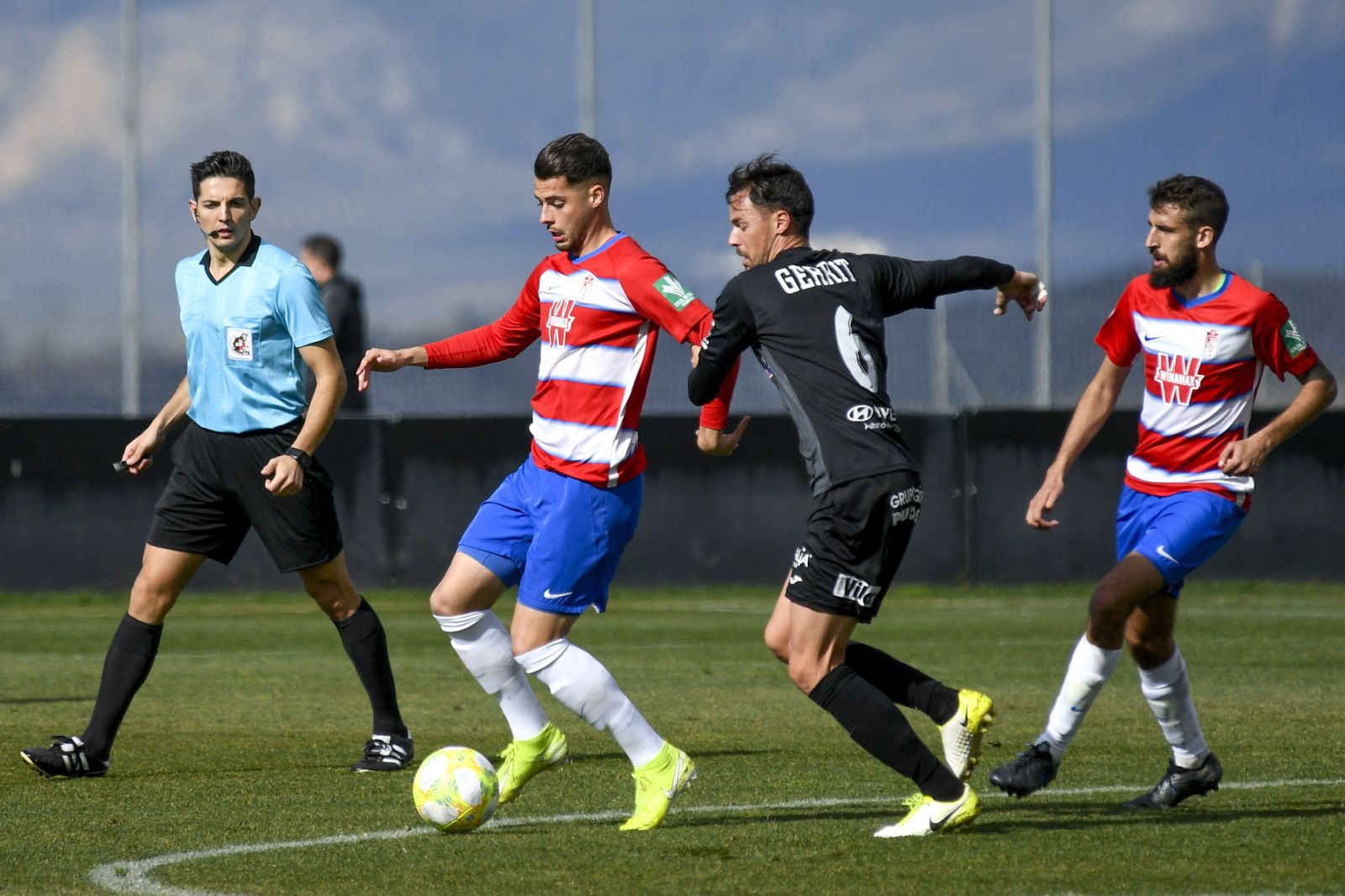 Rubén Sánchez protege el balón ante Gerrit