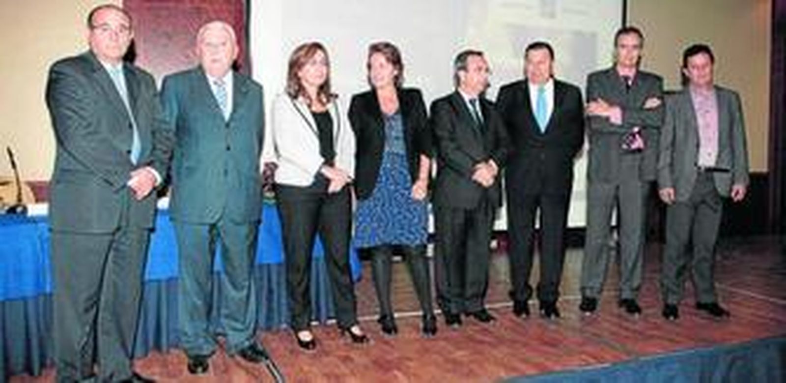 De izquerda a derecha, José Luis Leandro, Francisco Sierra, Eva María Vázquez, Maria Paz Cosmen, Juan Carlos Fernández, Carlos Ortiz y Alonso Luján.