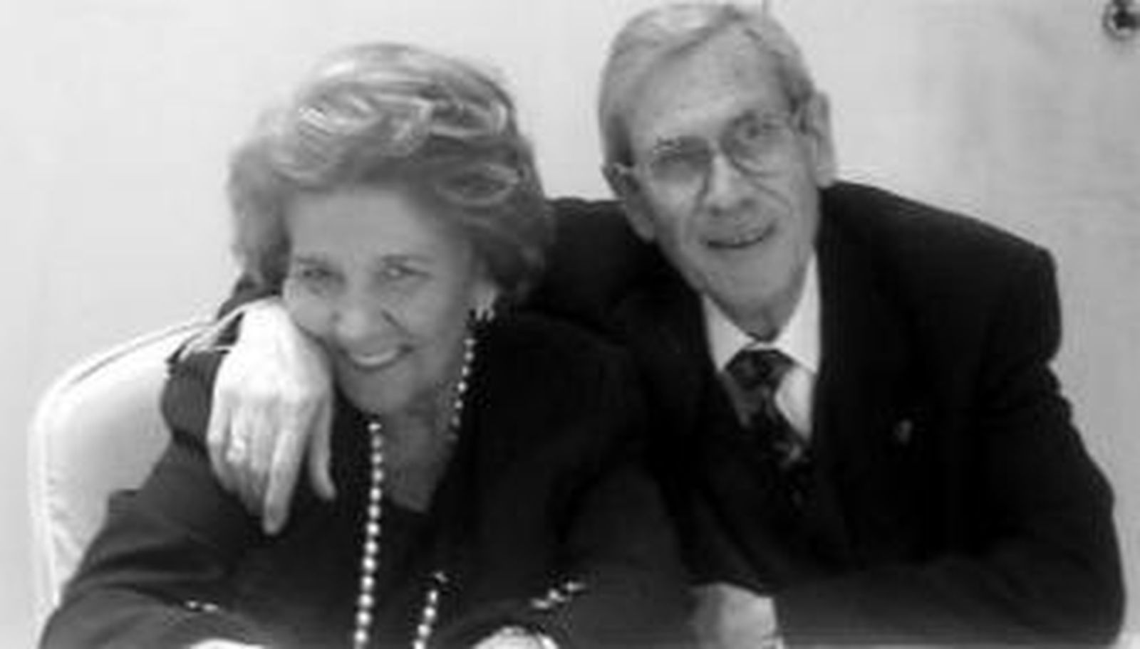 1. El escritor y poeta arcense Carlos Murciano González y su esposa Antonia Mainez Benítez. 2. El autor carnavalesco y estudioso de la principal fiesta de Cádiz Miguel Villanueva Iradi y su esposa, Isabel Carabe Campaña. 3. La singular bailaora Josefa Bastos Otero 'Pepa Montes' y su marido, el reconocido guitarrista Ricardo Miño Alvarez. Las tres parejas que la peña homenajeará el sábado en el salón de plenos del Ayuntamiento, coincidiendo con su aniversario fundacional.