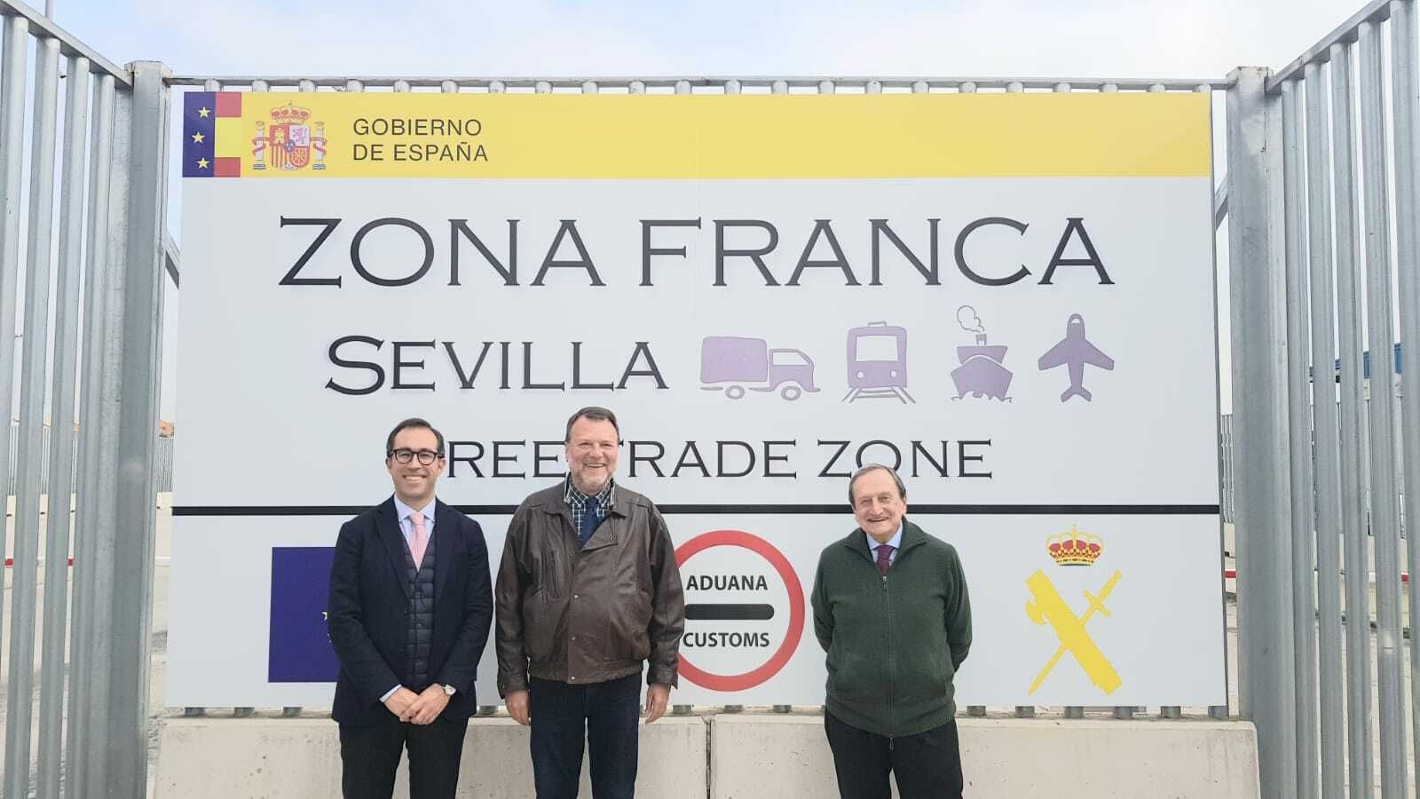 Alfredo Sánchez Monteseirín, delegado especial para la Zona Franca, junto a empresarios en el recinto vallado.