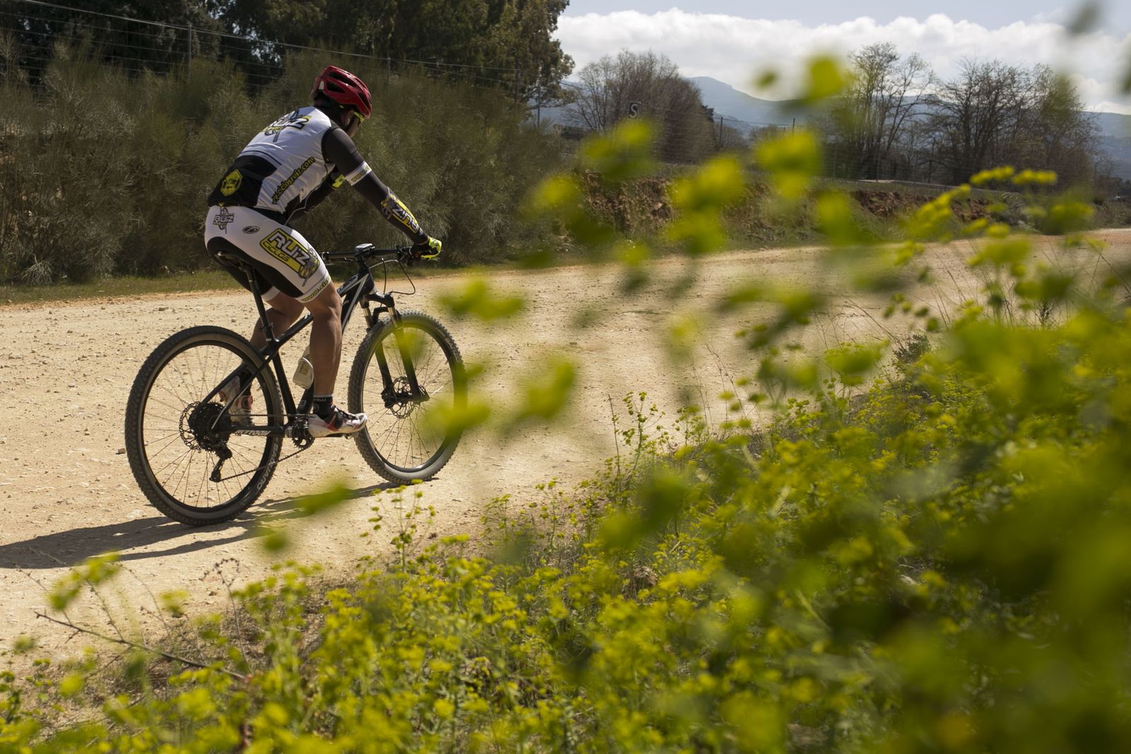 Ciclista circula por la futura variante de Arriate.