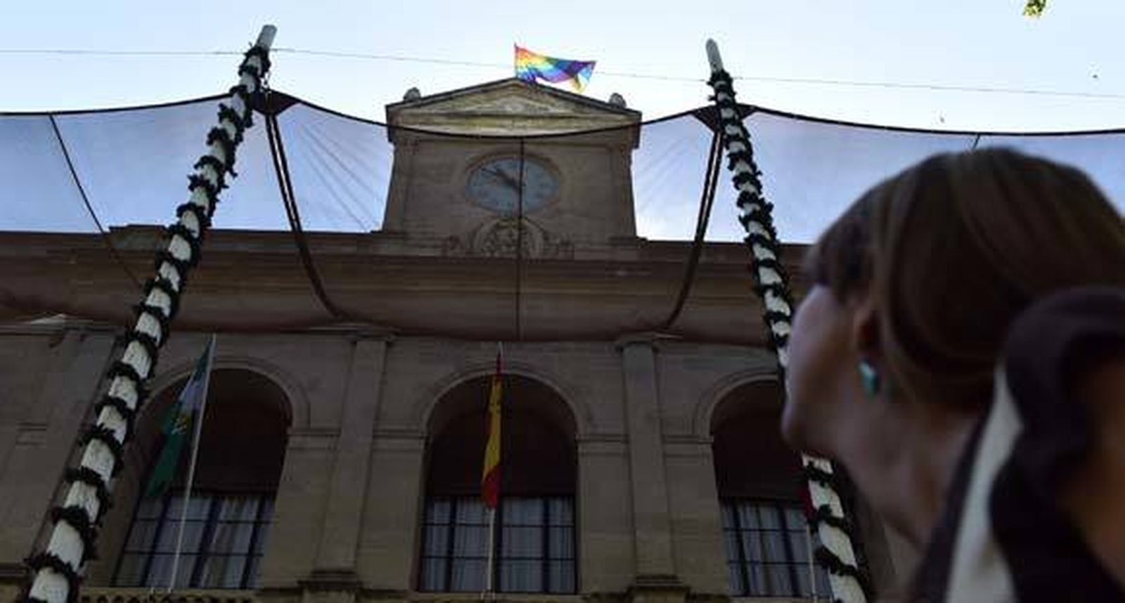 La bandera del orgullo gay vuelve a ondear en el Ayuntamiento