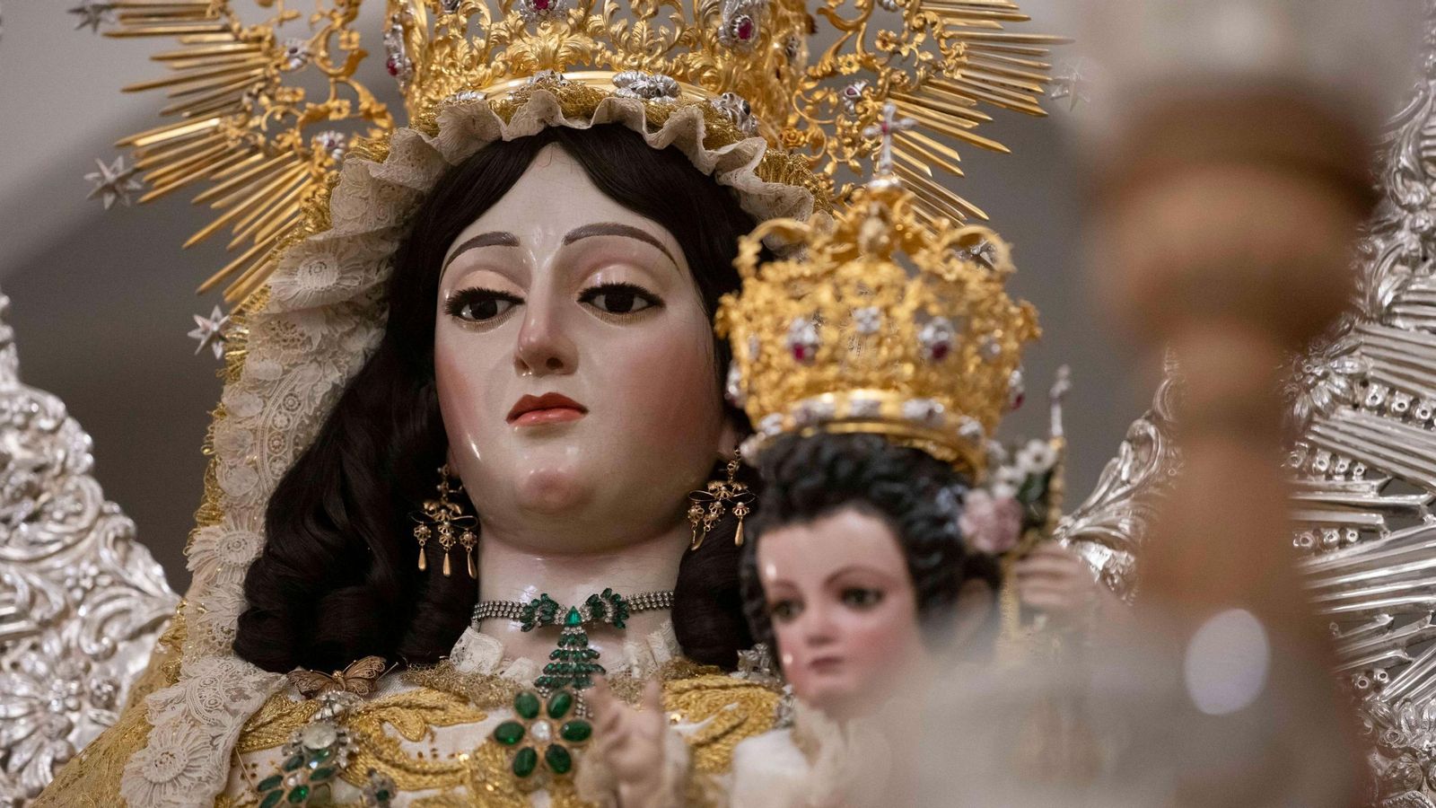 Primer plano de la Virgen del Socorro de Rociana del Condado