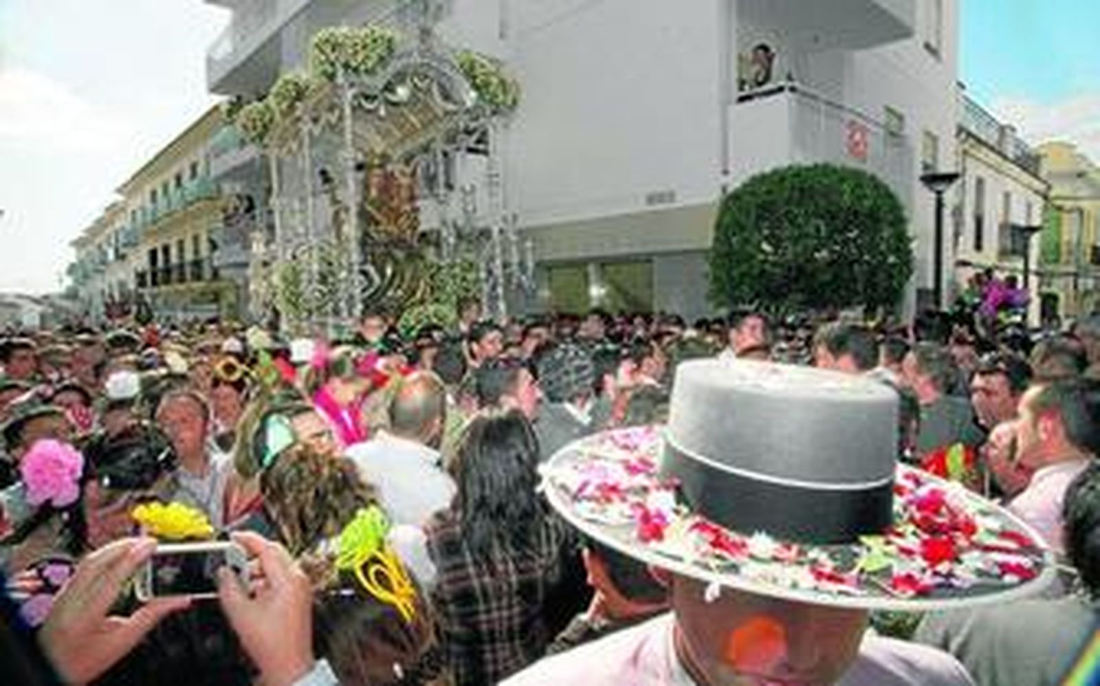 Un gran número de leperos y devotos onubenses acompañan a la Virgen de la Bella en su salida del templo parroquial de Lepe en dirección a la ermita de El Terrón.
