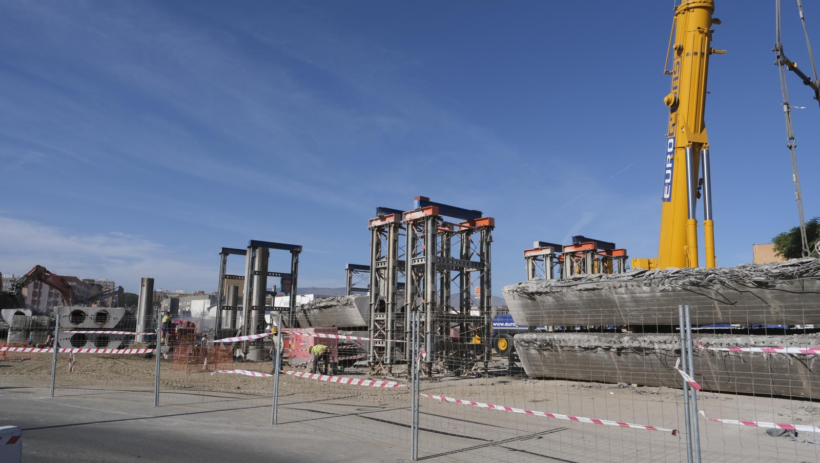 El Puente de la Avenida del Mediterráneo ya es historia, en imágenes