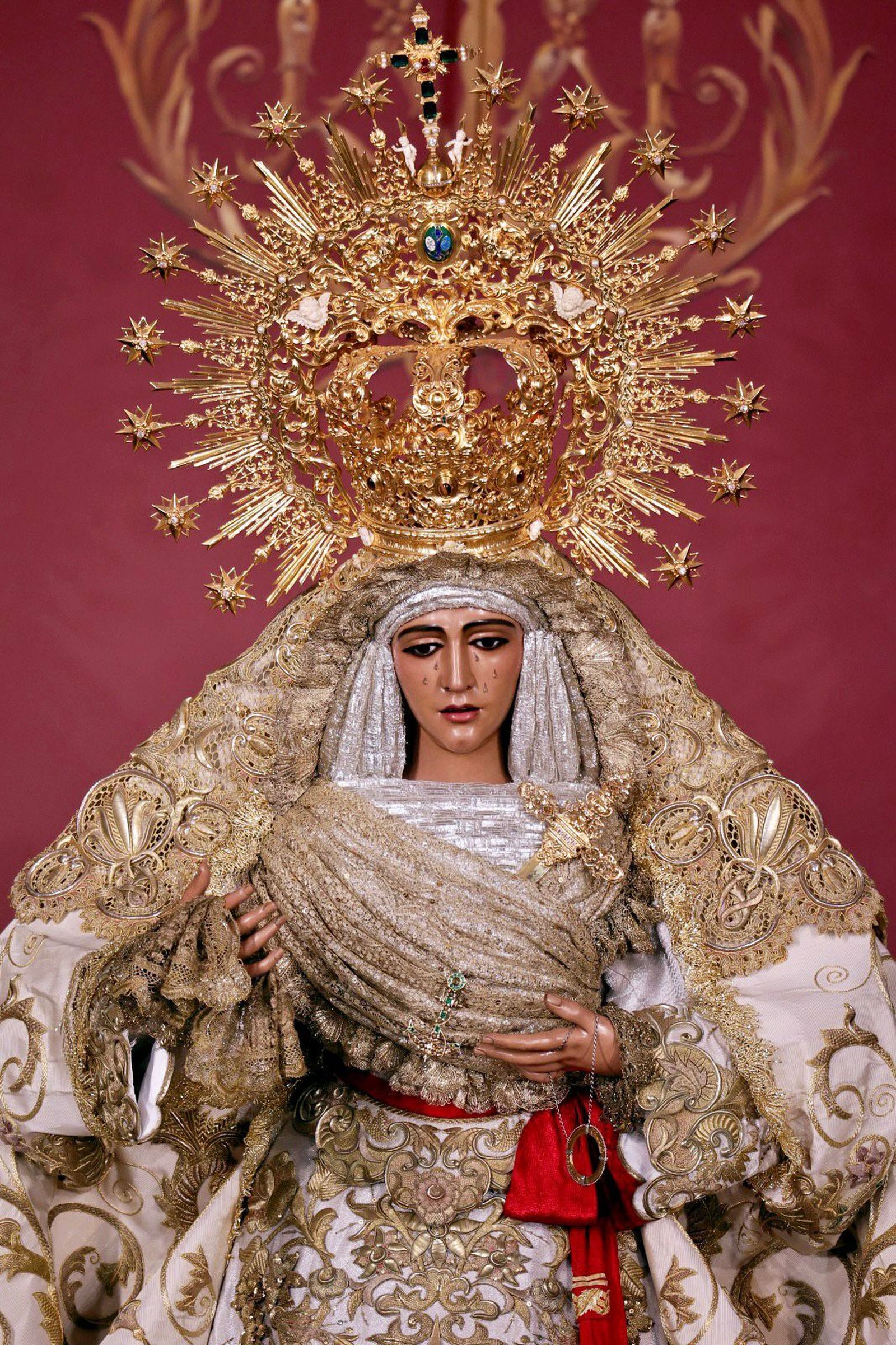 La Esperanza de Triana en el presbiterio de la Capilla