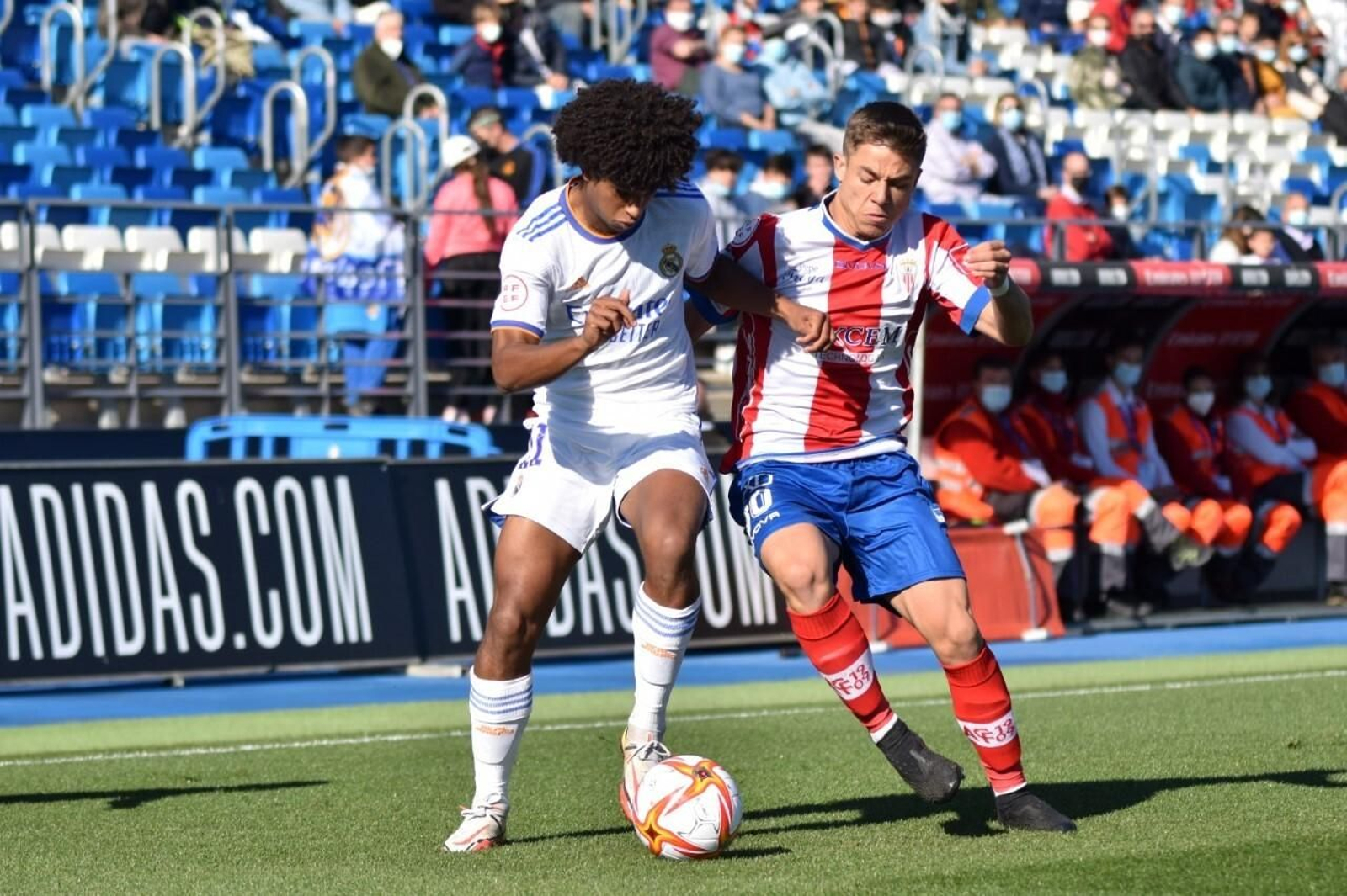 El algecireño Leiva disputa el balón con Peter.