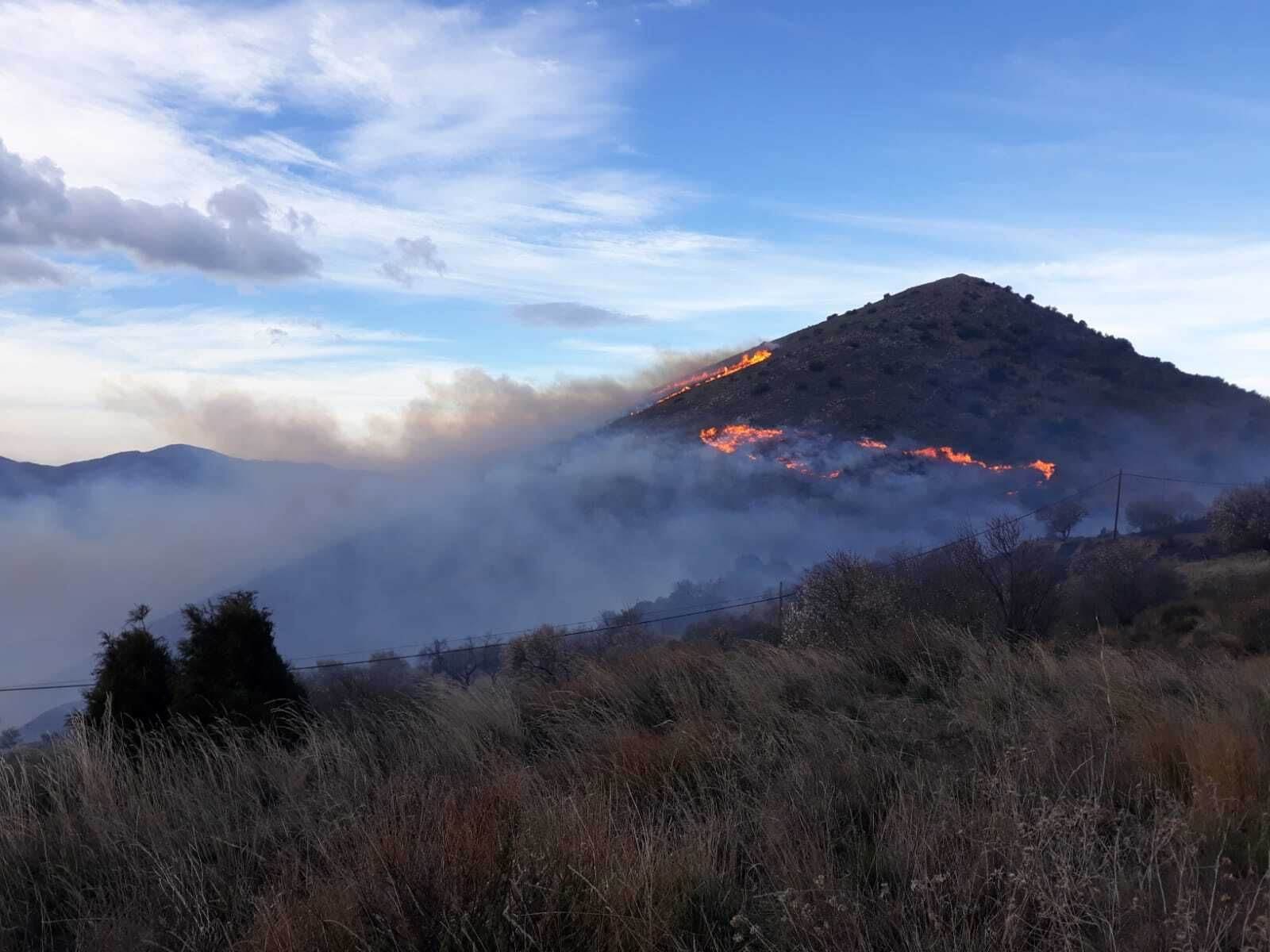 Fotos del incendio de Juviles en el que trabajan 30 bomberos