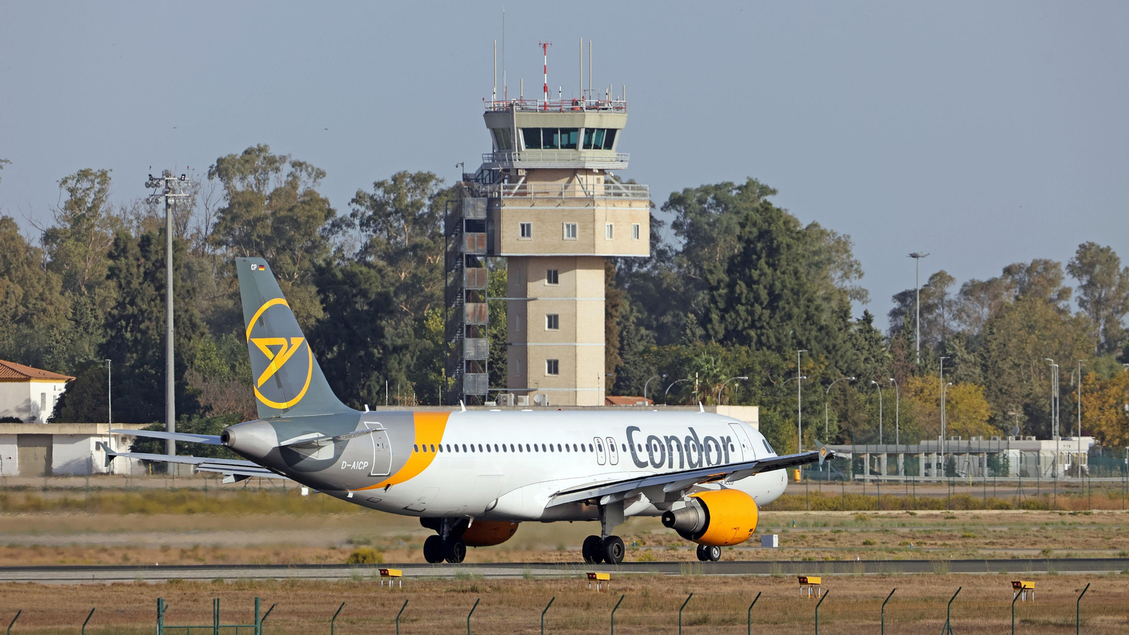 Un avión de la compañía aérea Condor, en el Aeropuerto de Jerez. Un avión de la compañía aérea Condor, en el Aeropuerto de Jerez.