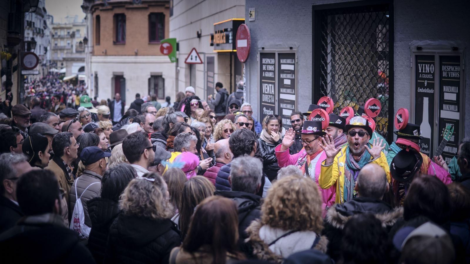 Una imagen de la jornada de Carnaval Chiquito en el centro de Cádiz.