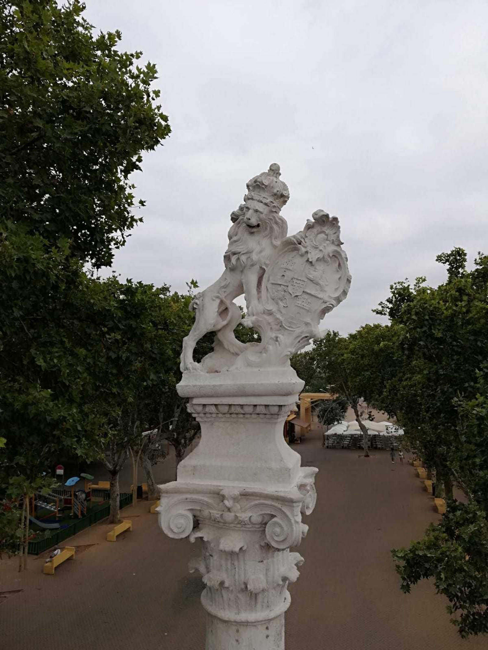 Trabajos de limpieza en los columnas de la Alameda de Hércules