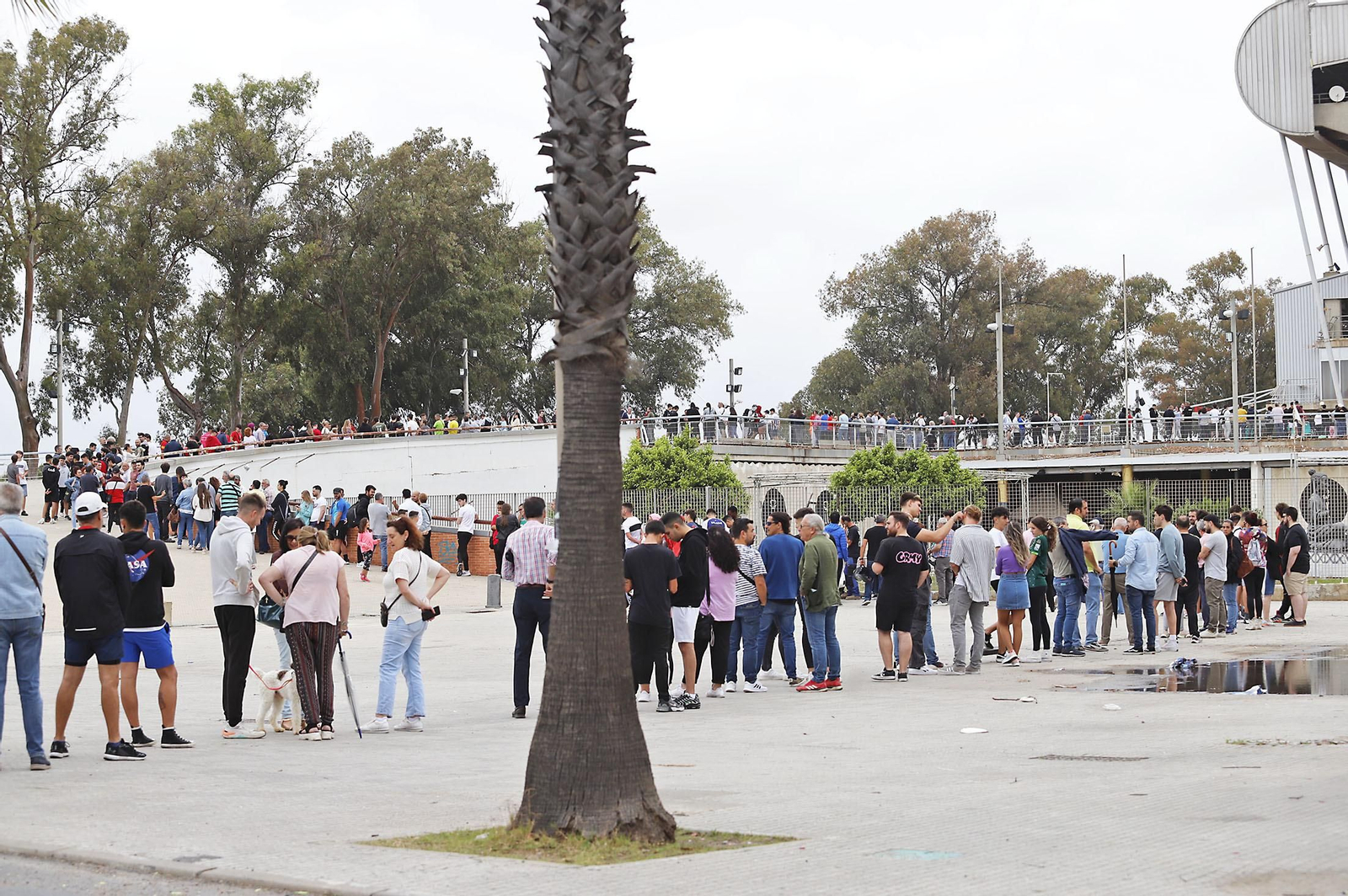 Largas colas para comprar las últimas entradas de la final del Recreativo de Huelva