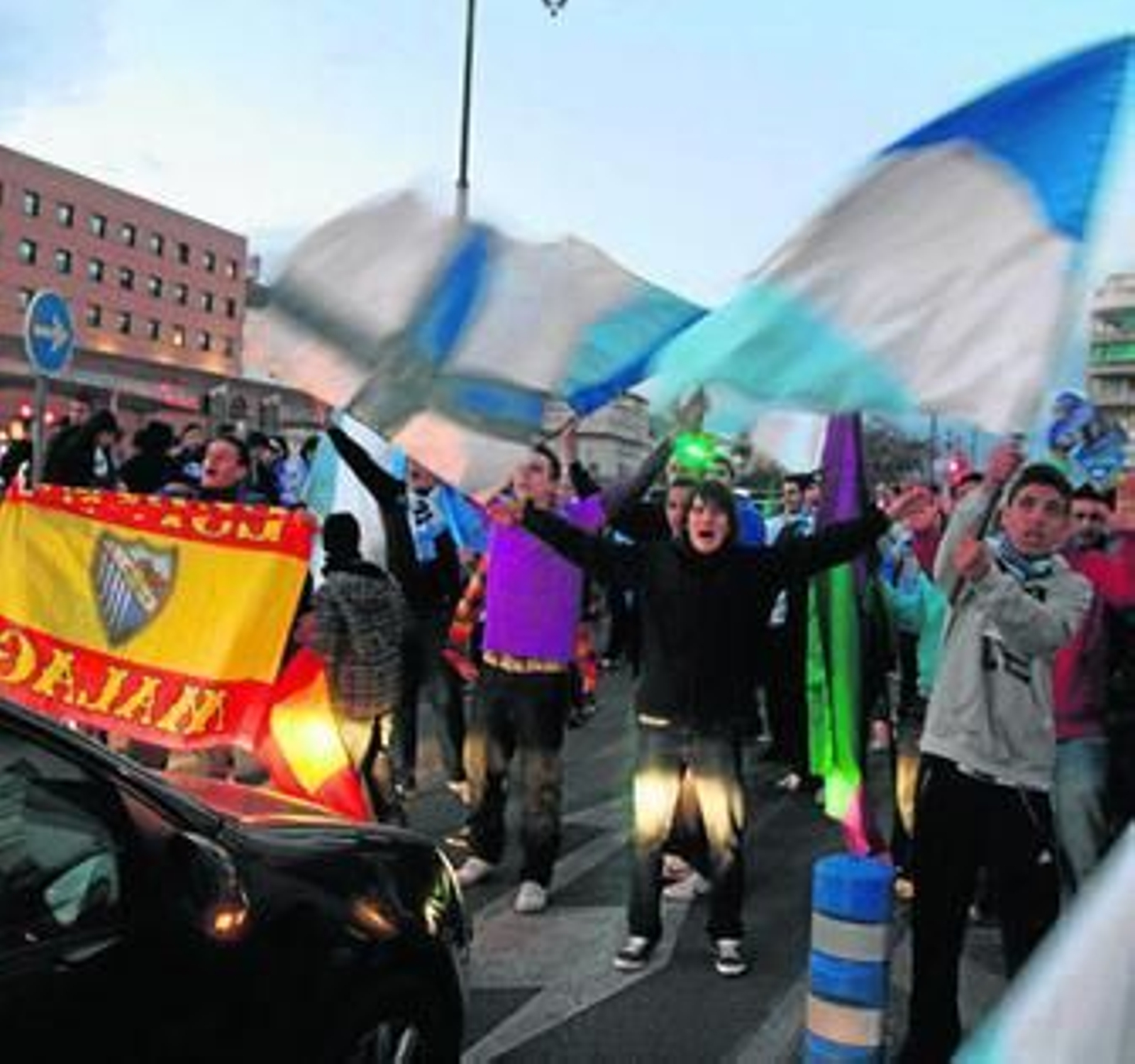 La afición malaguista, en su camino hacia el estadio de La Rosaleda.