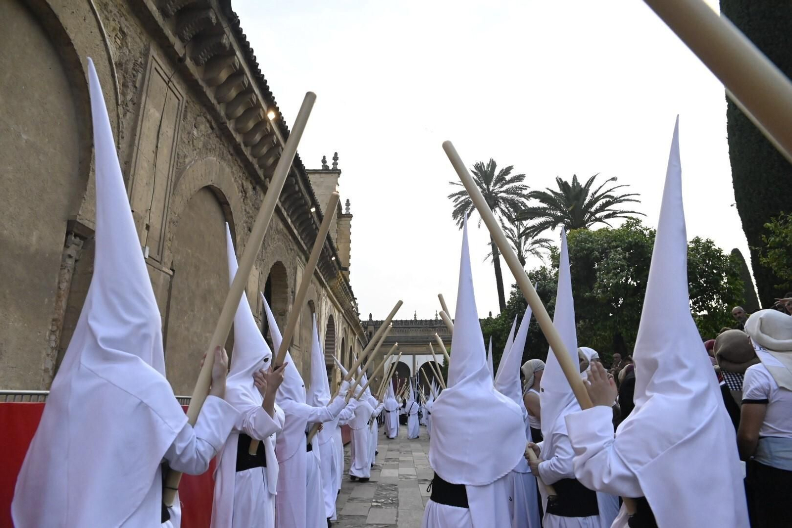 La Presentación al Pueblo de Córdoba a su paso por la Catedral en este Sábado de Pasión, en imágenes