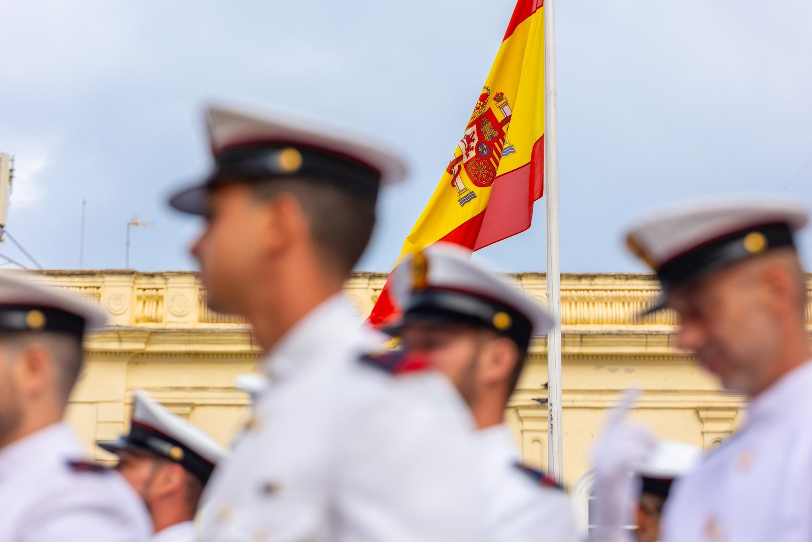 Solemne izado de la bandera en el centro de San Fernando, en imágenes